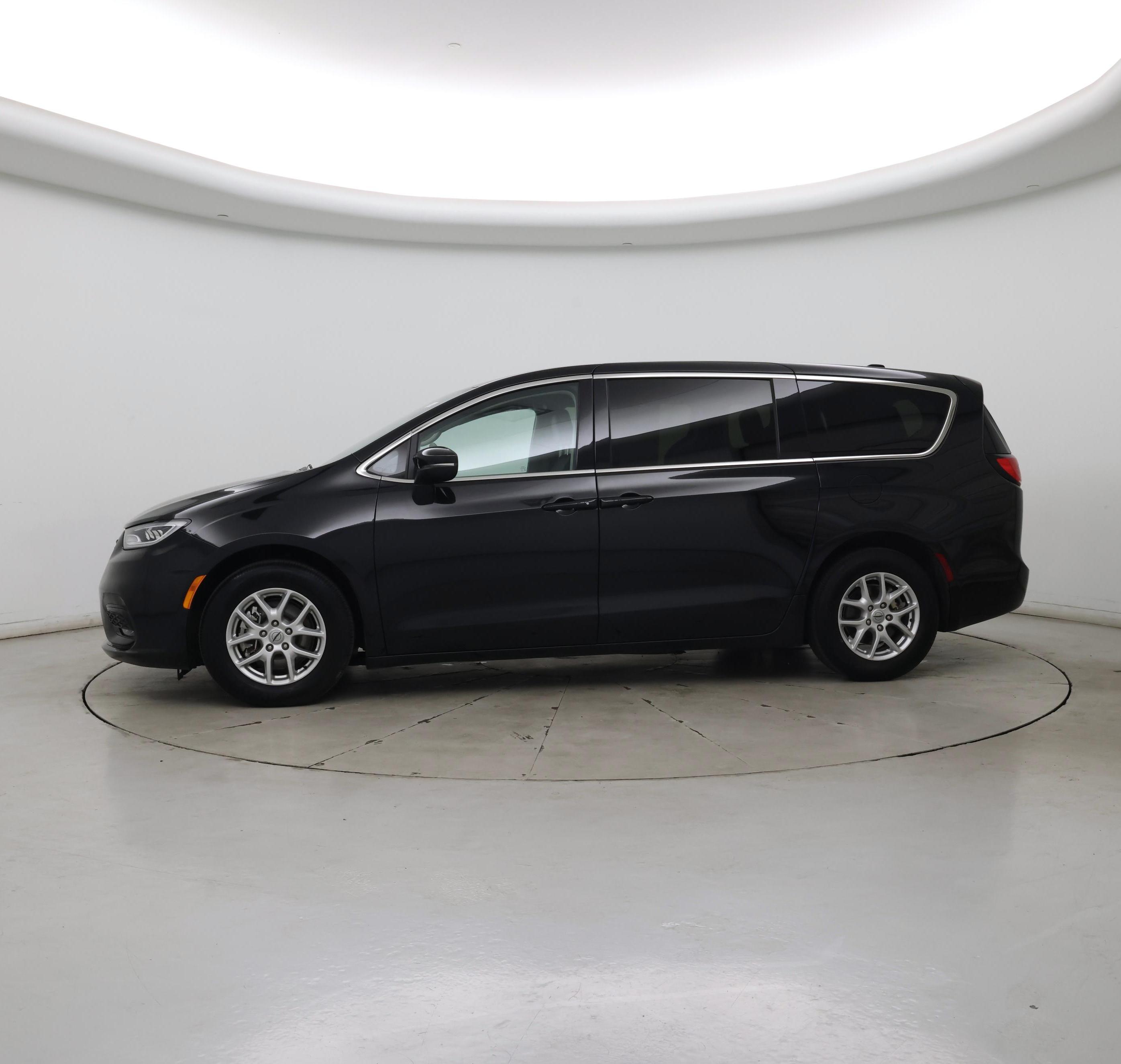 Thumbnail: 2023 Chrysler Pacifica - 3
