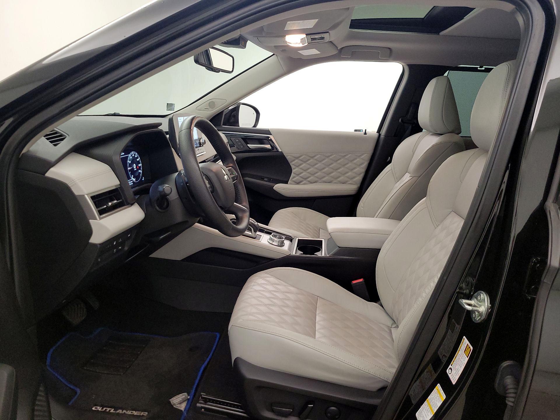 Thumbnail: 2023 Mitsubishi Outlander - 11