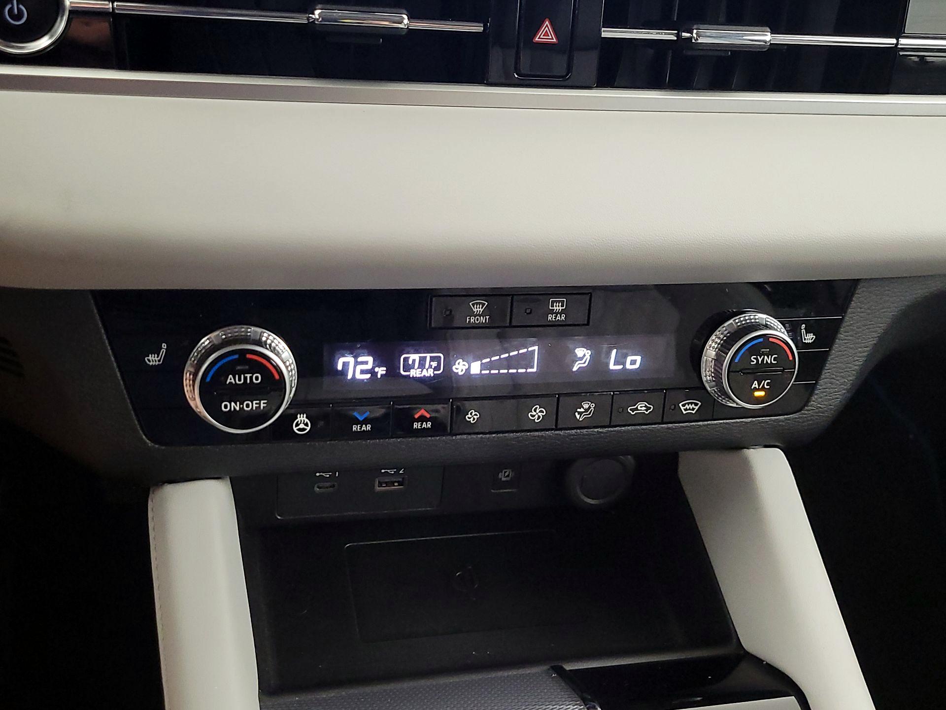 Thumbnail: 2023 Mitsubishi Outlander - 17