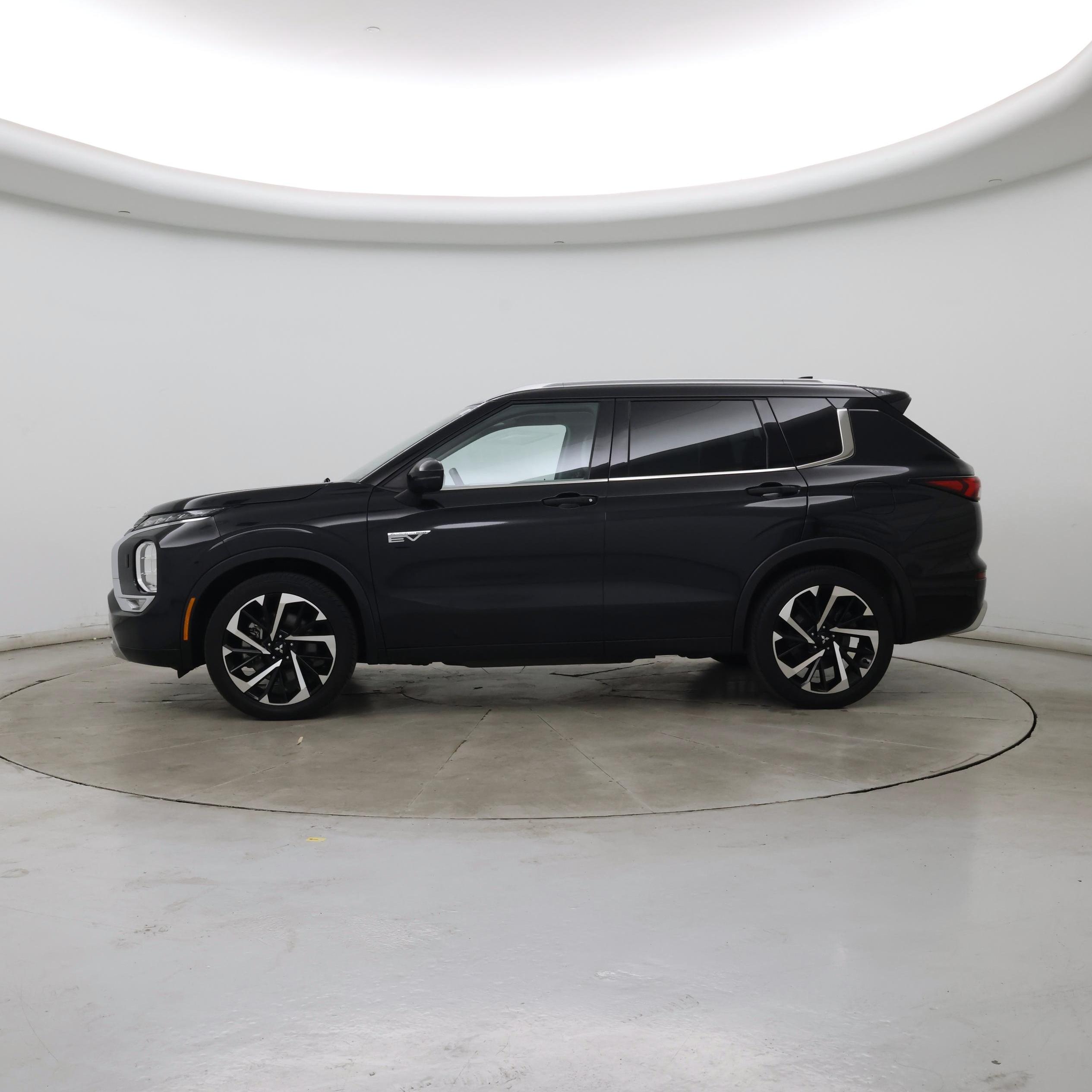 Thumbnail: 2023 Mitsubishi Outlander - 3