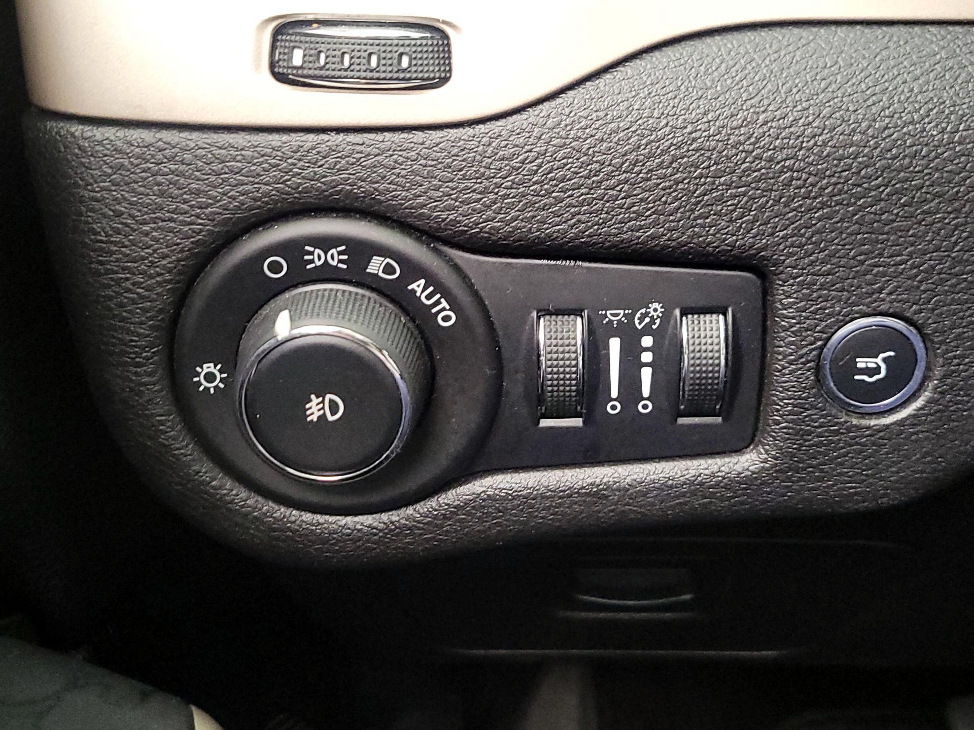 Thumbnail: 2018 Jeep Cherokee - 13