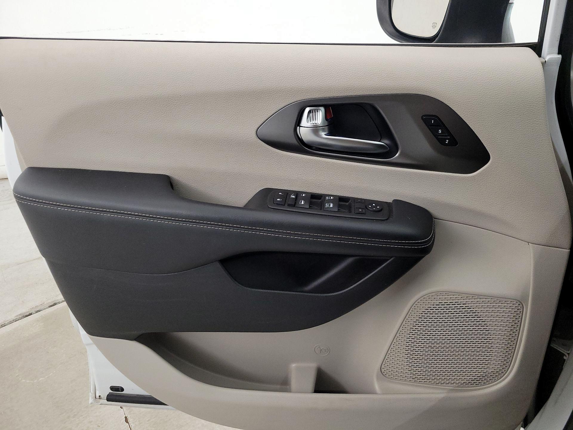 Thumbnail: 2023 Chrysler Pacifica - 12