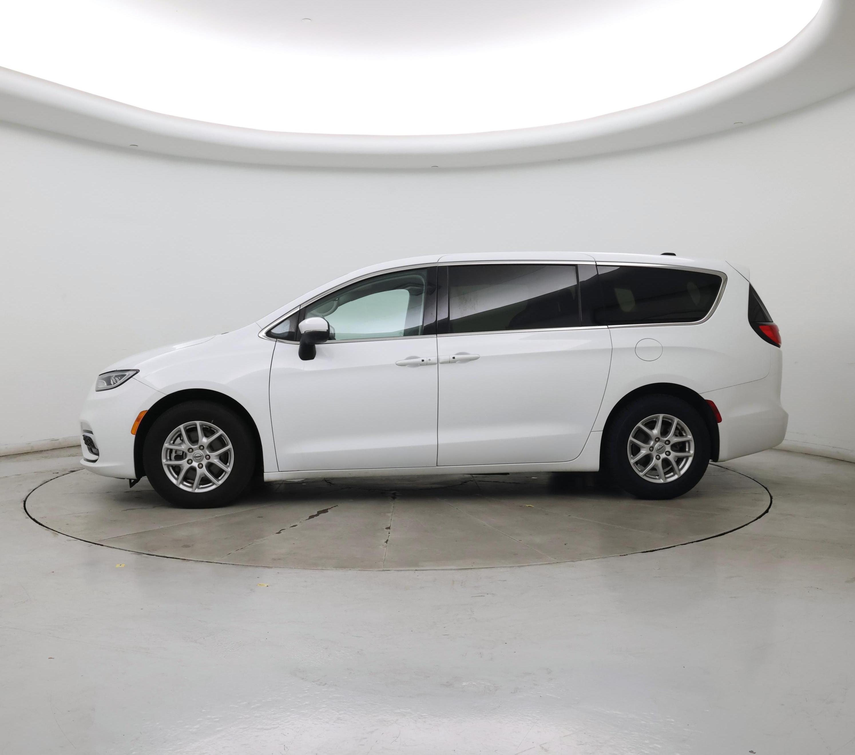 Thumbnail: 2023 Chrysler Pacifica - 3