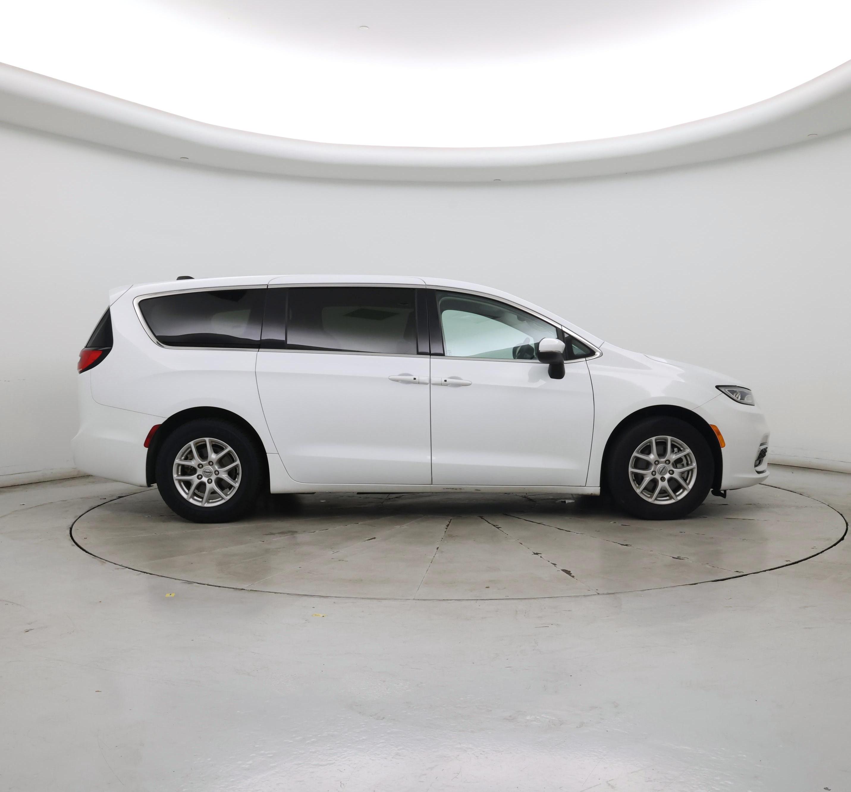 Thumbnail: 2023 Chrysler Pacifica - 7
