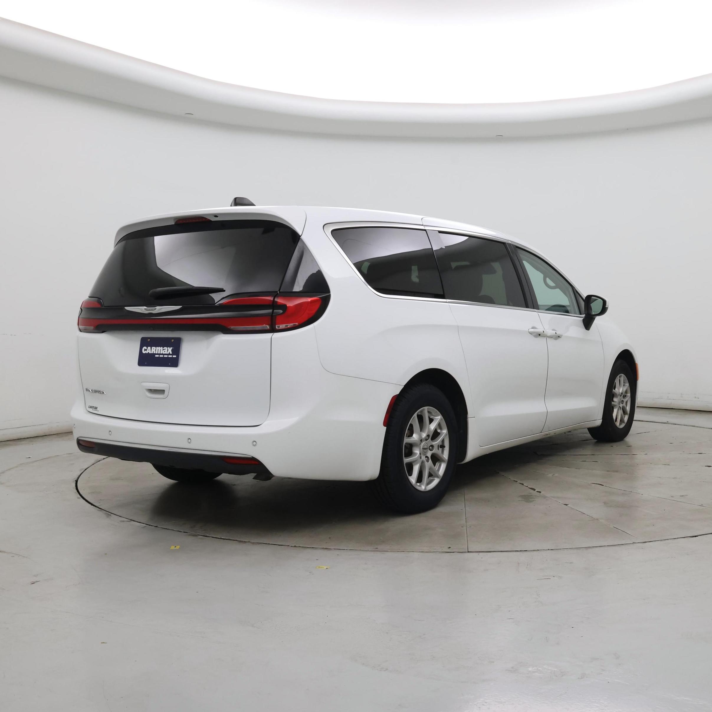 Thumbnail: 2023 Chrysler Pacifica - 8