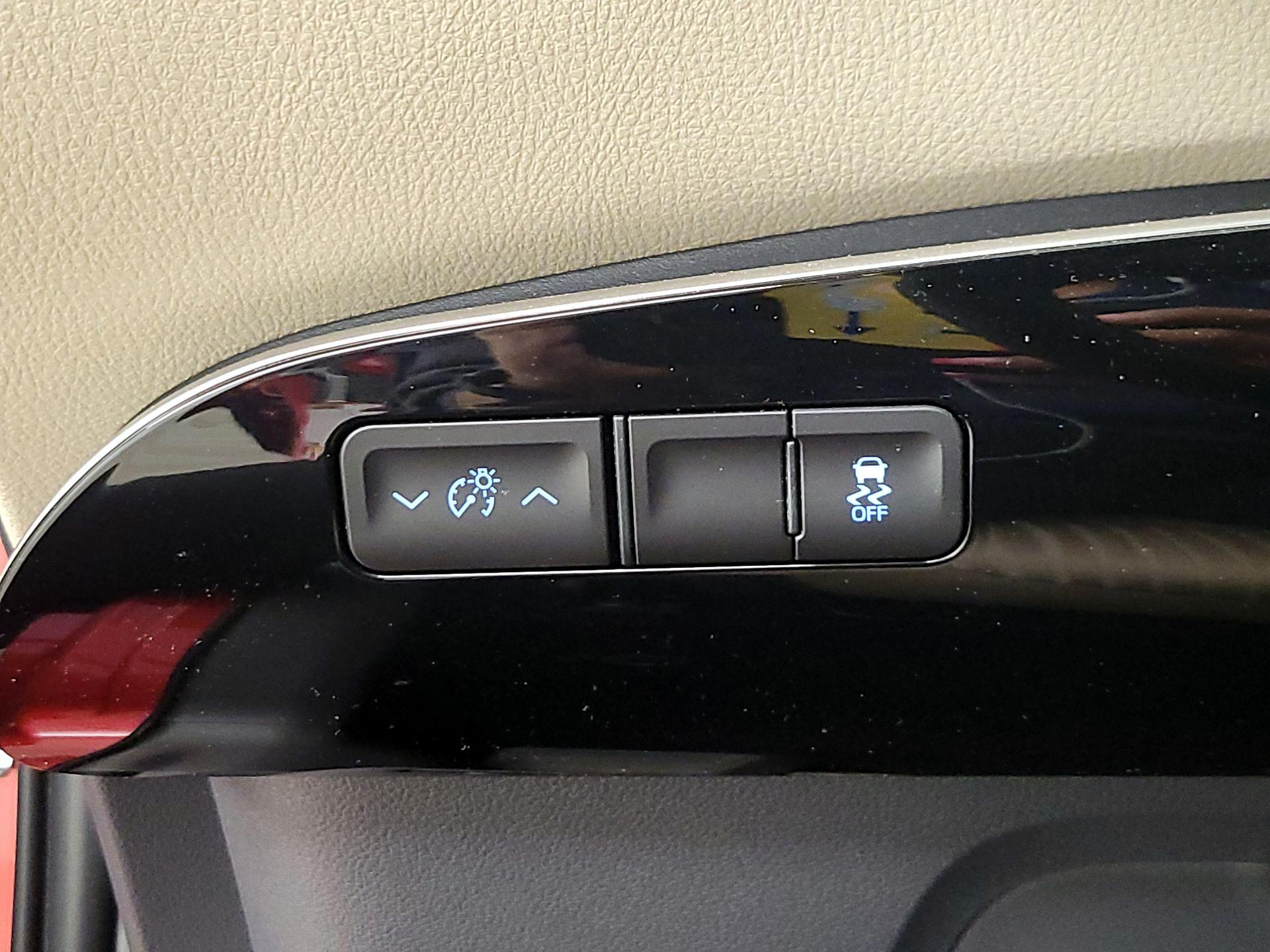 Thumbnail: 2016 Toyota Prius - 13