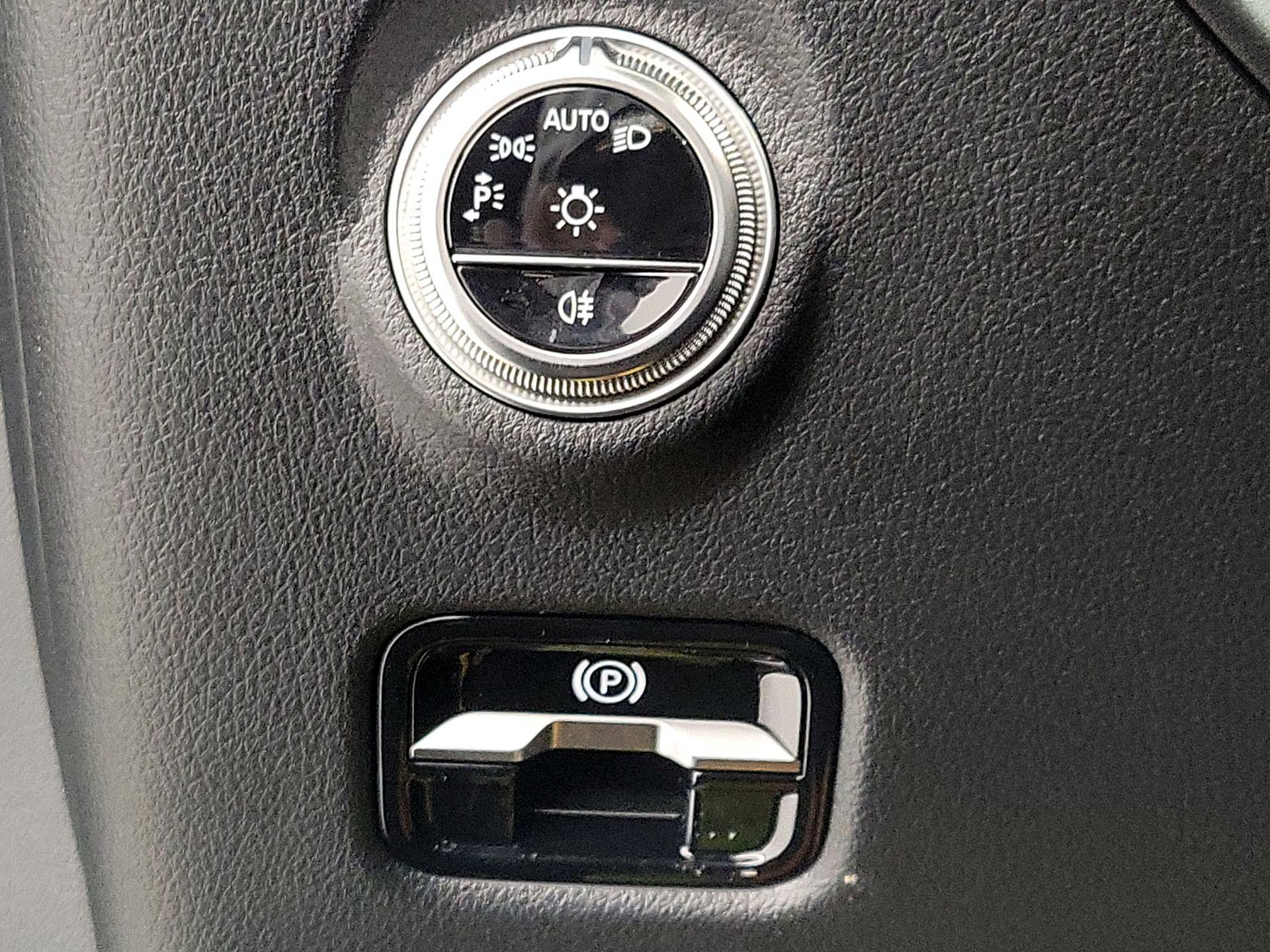 Thumbnail: 2025 Mercedes-Benz C-Class - 13