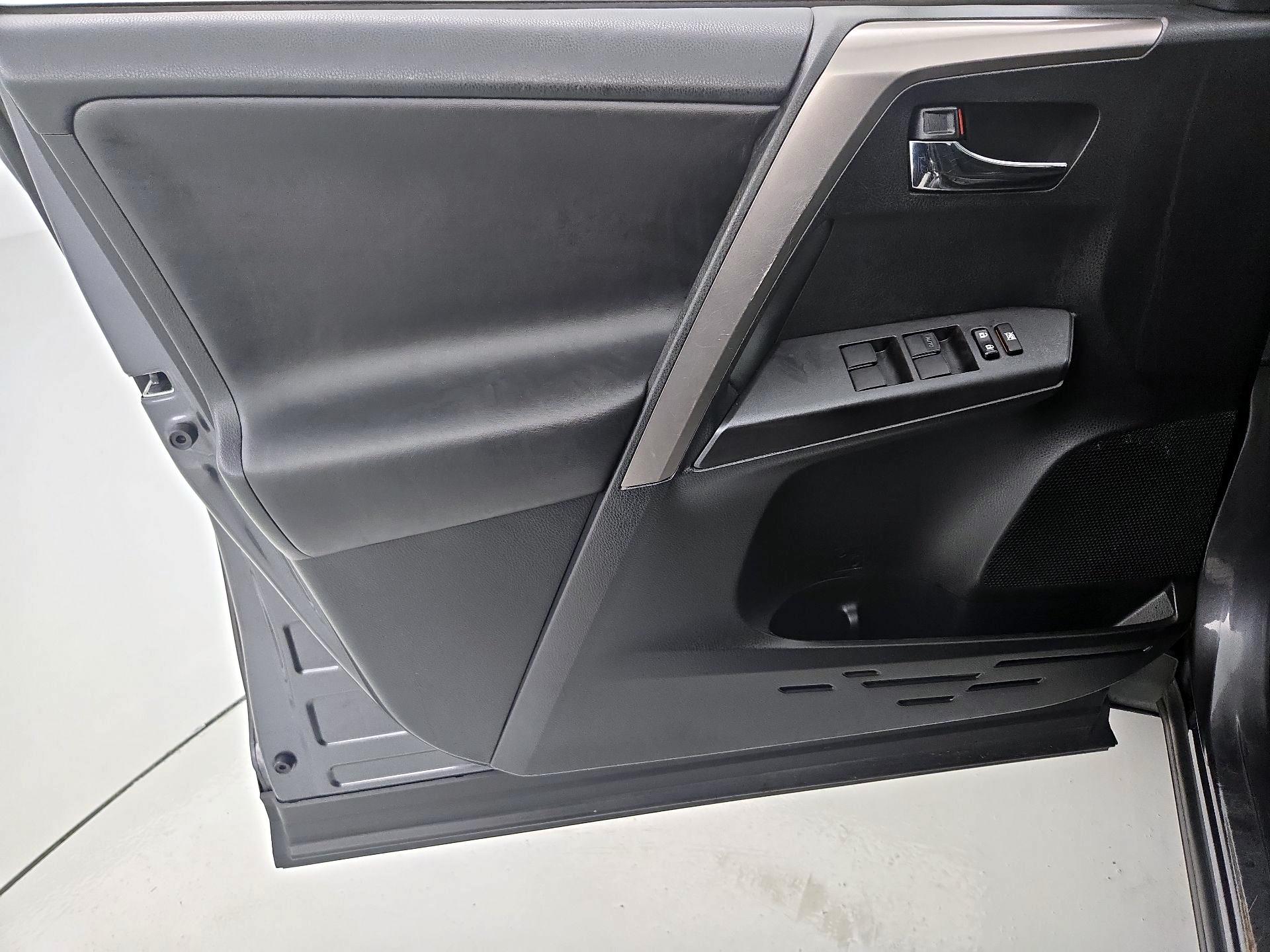 Thumbnail: 2018 Toyota RAV4 - 12