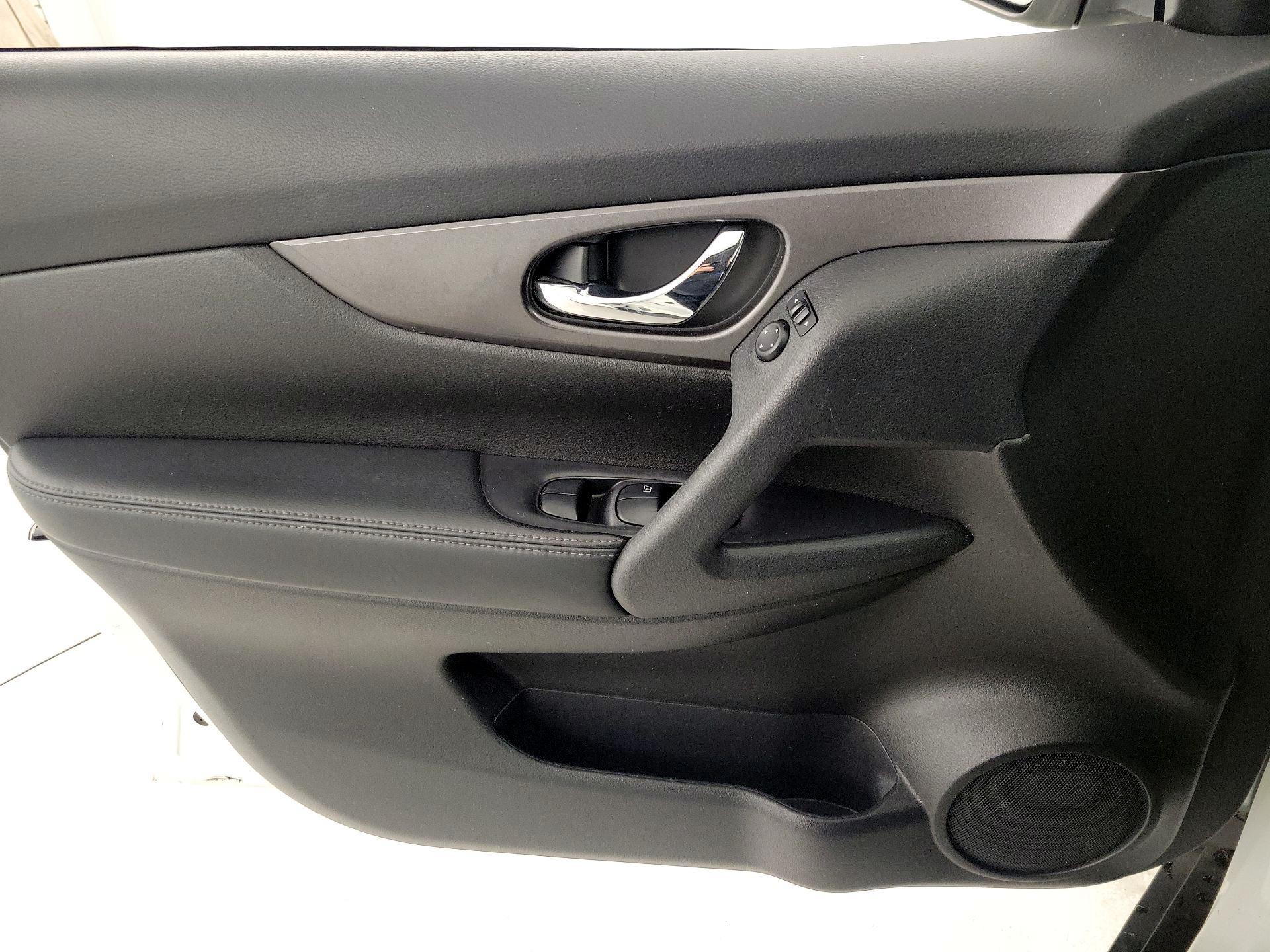 Thumbnail: 2015 Nissan Rogue - 12