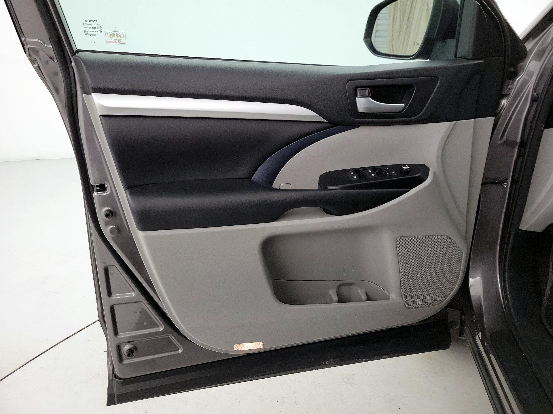 Thumbnail: 2017 Toyota Highlander - 12