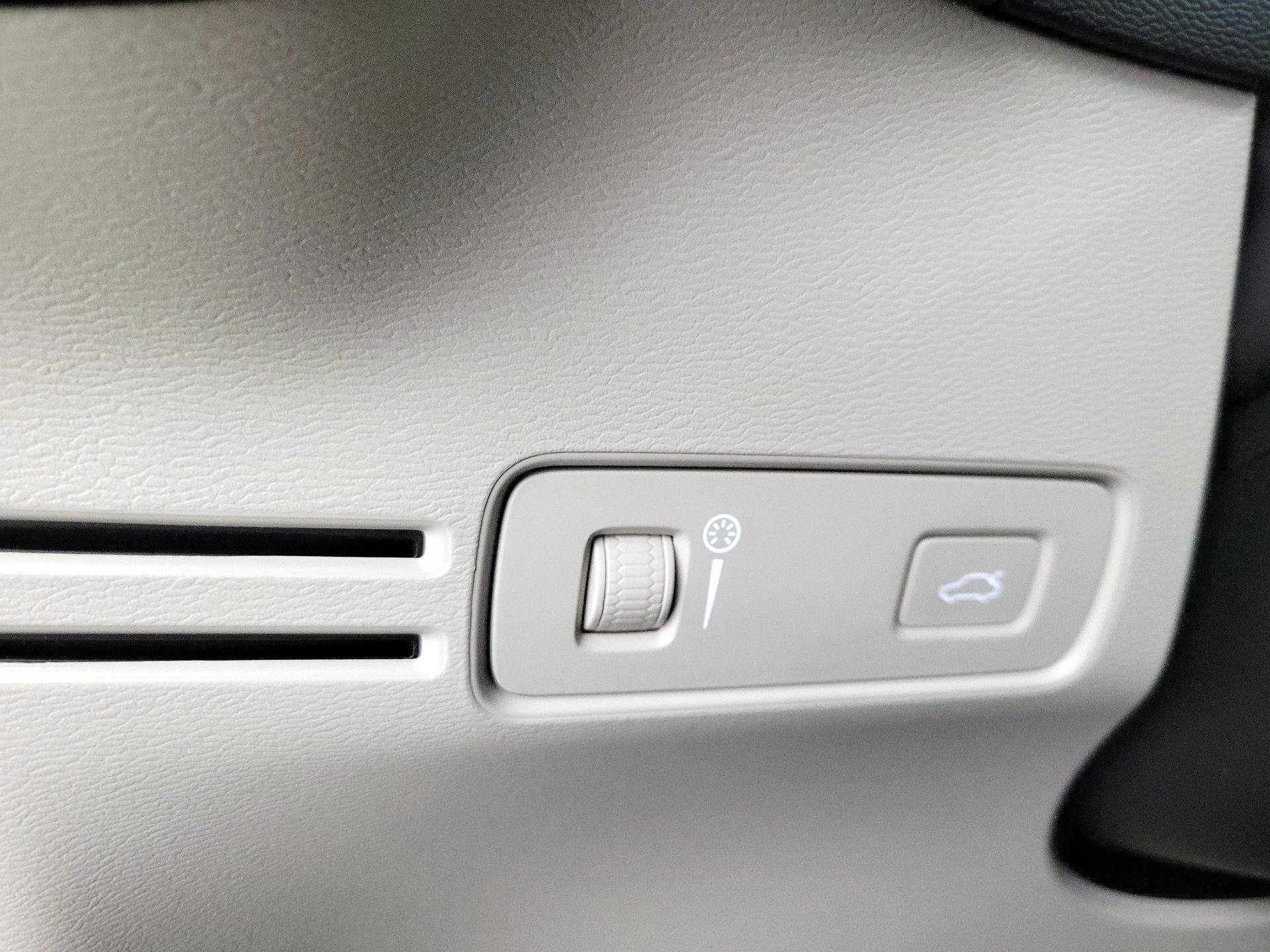 Thumbnail: 2020 Volvo XC40 - 13