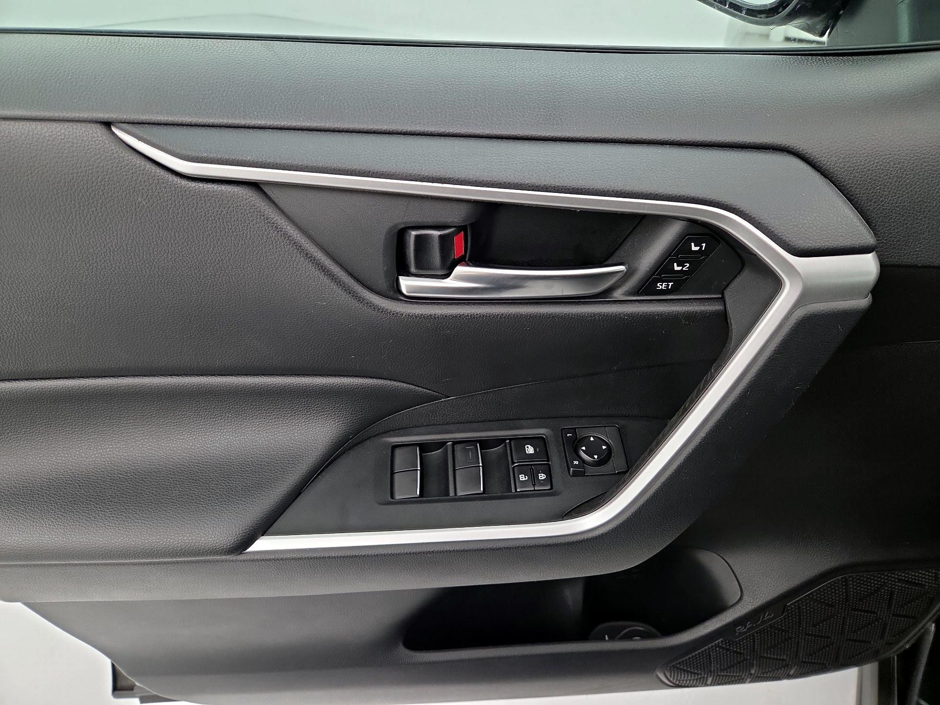 Thumbnail: 2019 Toyota RAV4 - 12