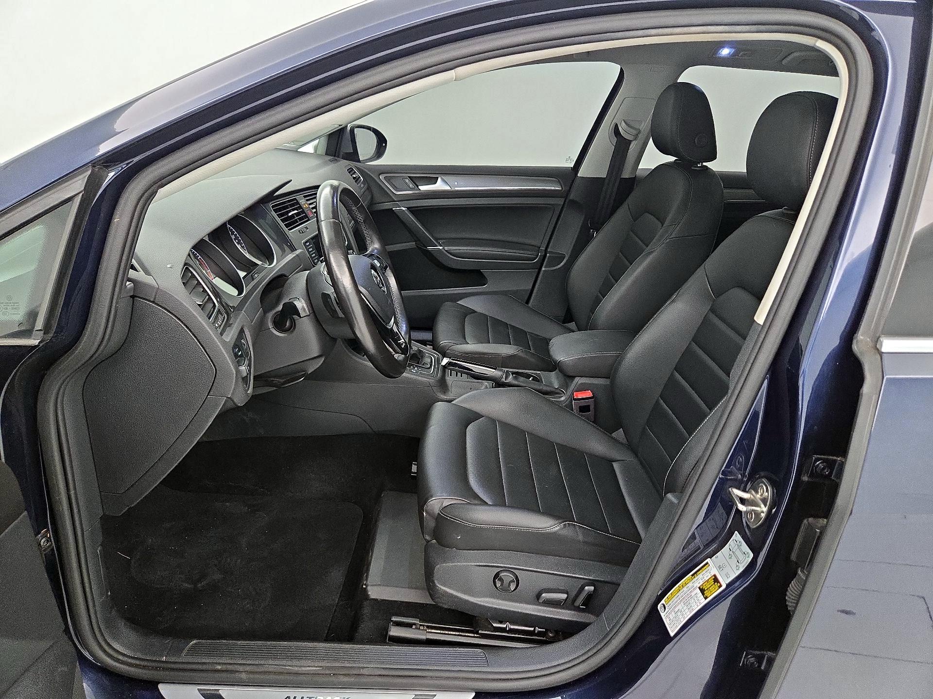 Thumbnail: 2017 Volkswagen Golf - 11