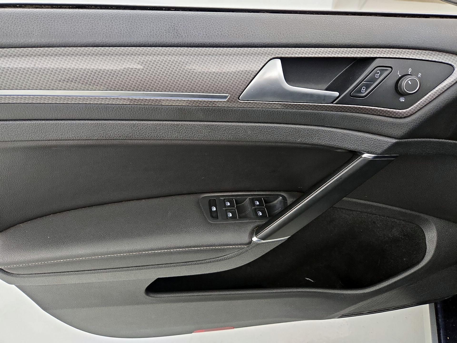 Thumbnail: 2017 Volkswagen Golf - 12