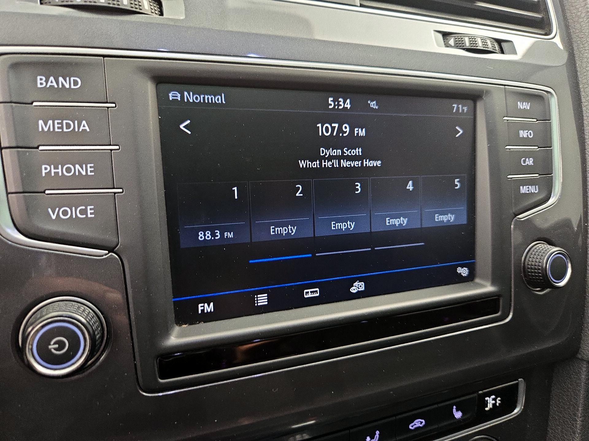 Thumbnail: 2017 Volkswagen Golf - 16