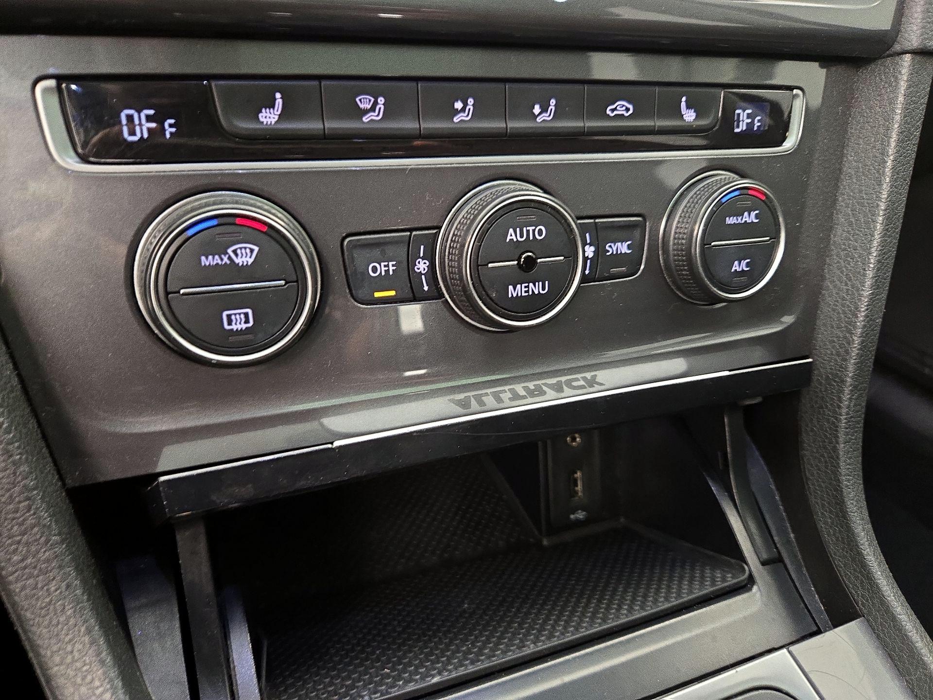 Thumbnail: 2017 Volkswagen Golf - 17