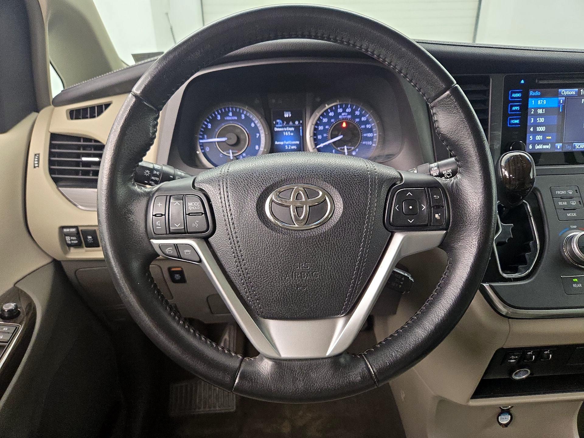 Thumbnail: 2016 Toyota Sienna - 10