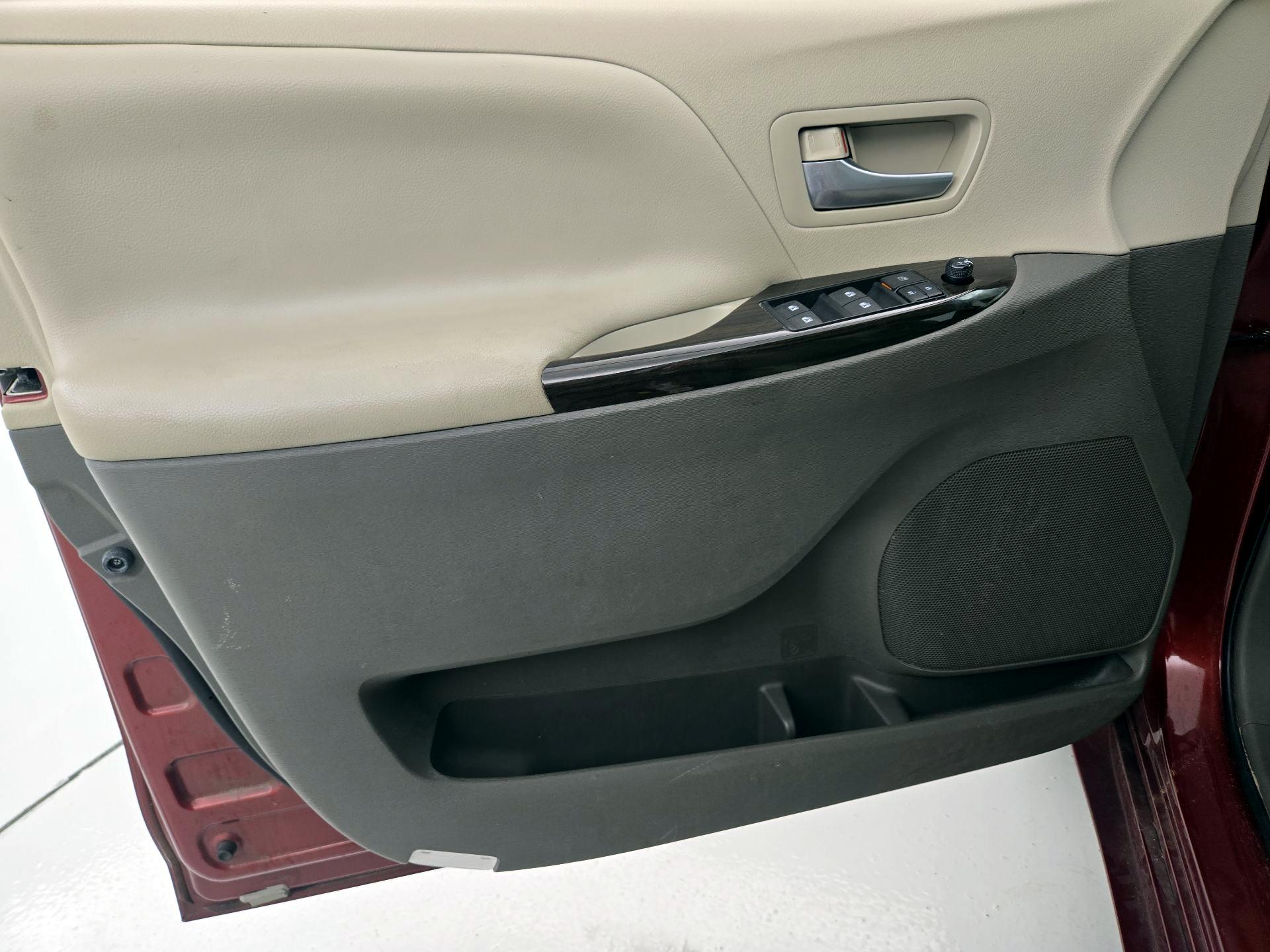 Thumbnail: 2016 Toyota Sienna - 12