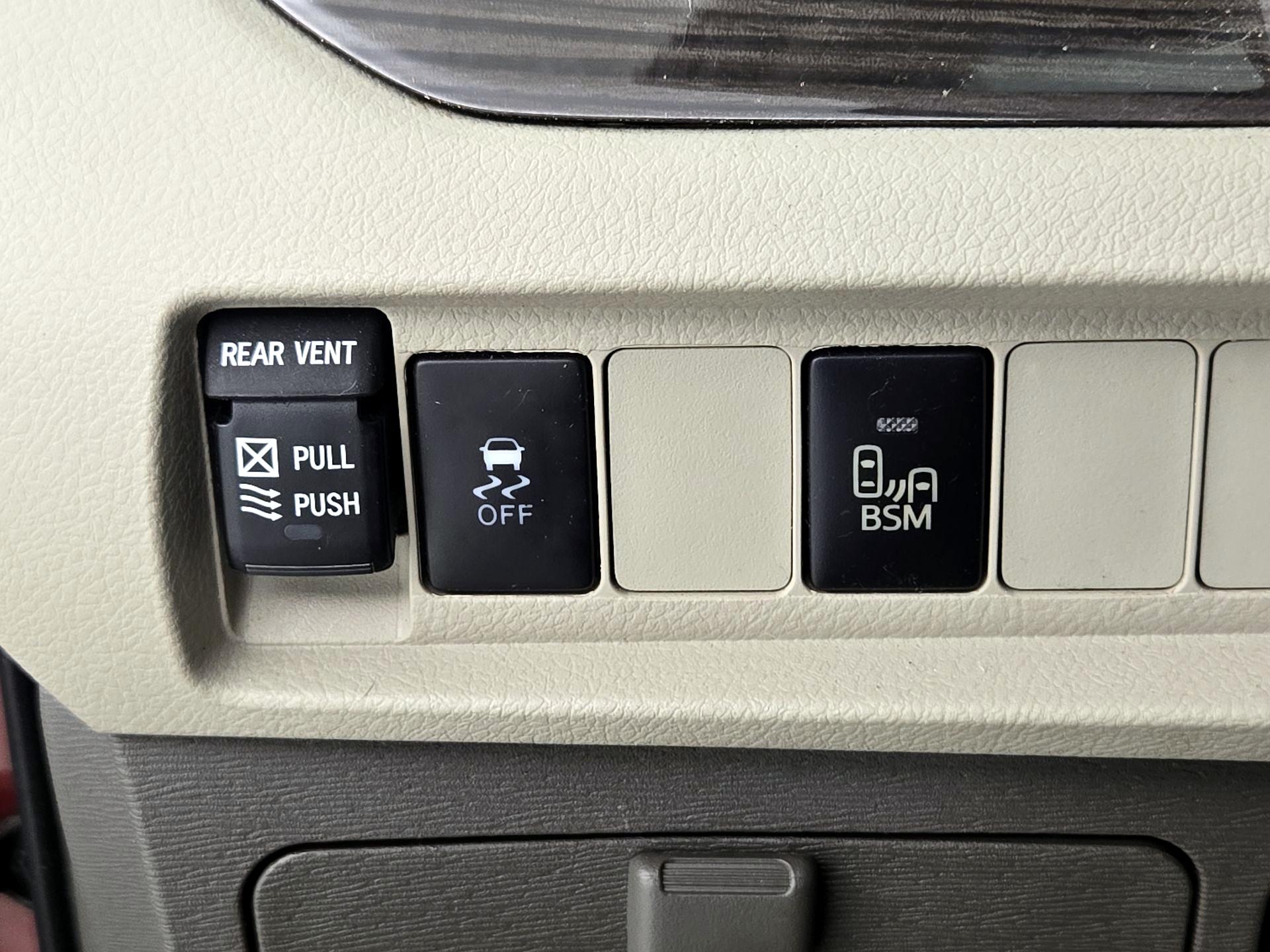 Thumbnail: 2016 Toyota Sienna - 13