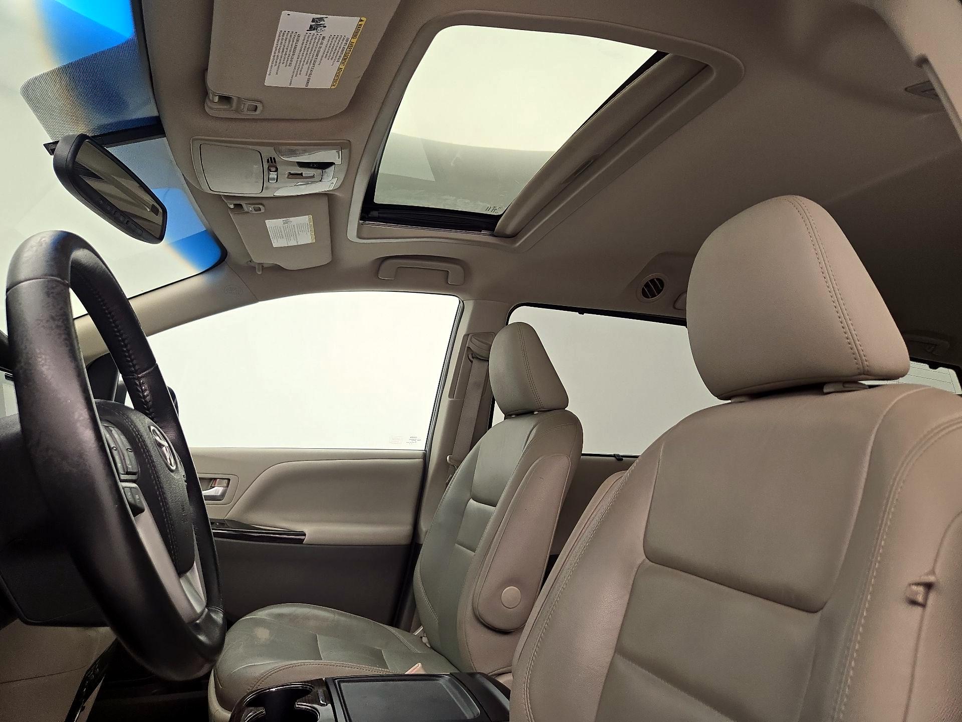 Thumbnail: 2016 Toyota Sienna - 19
