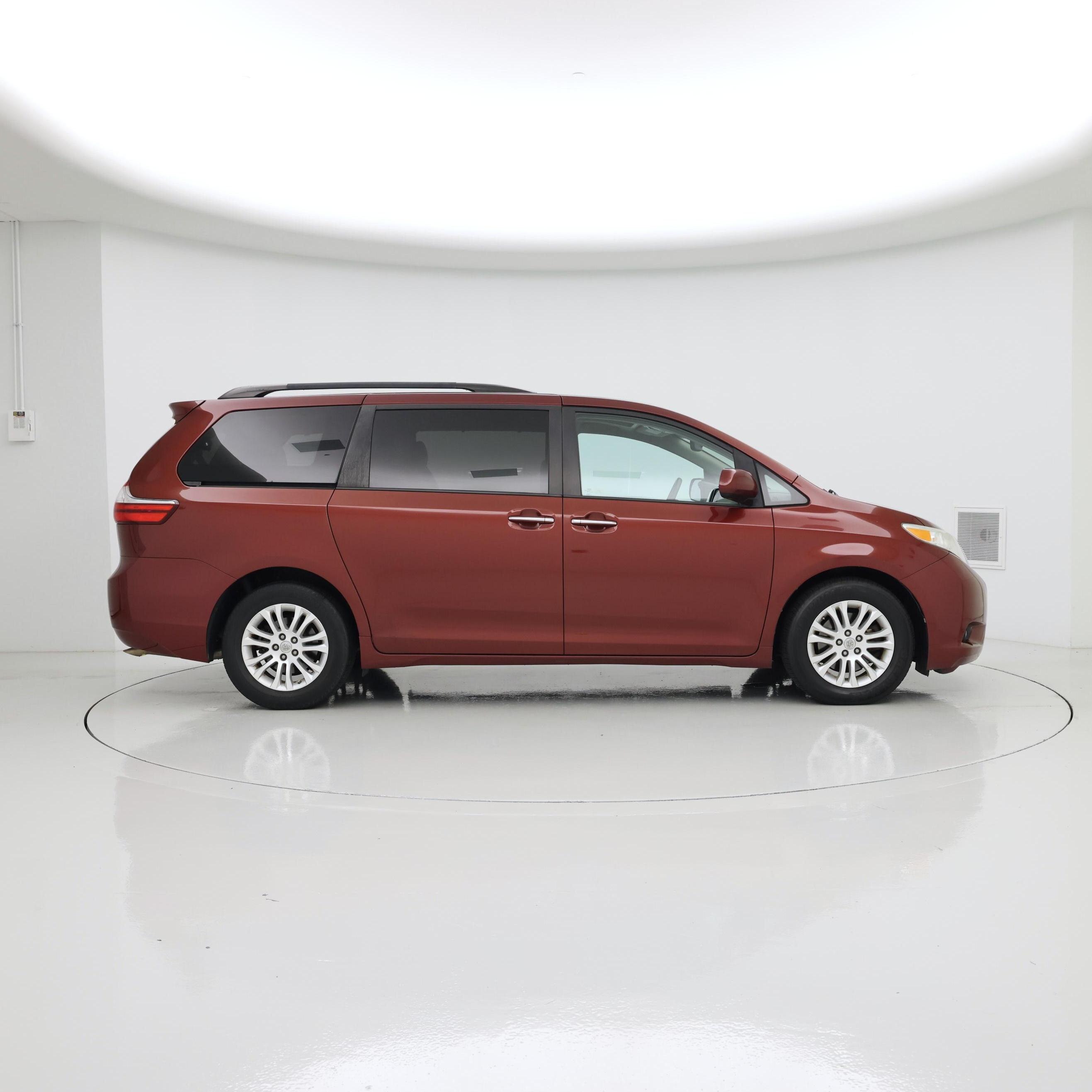 Thumbnail: 2016 Toyota Sienna - 7