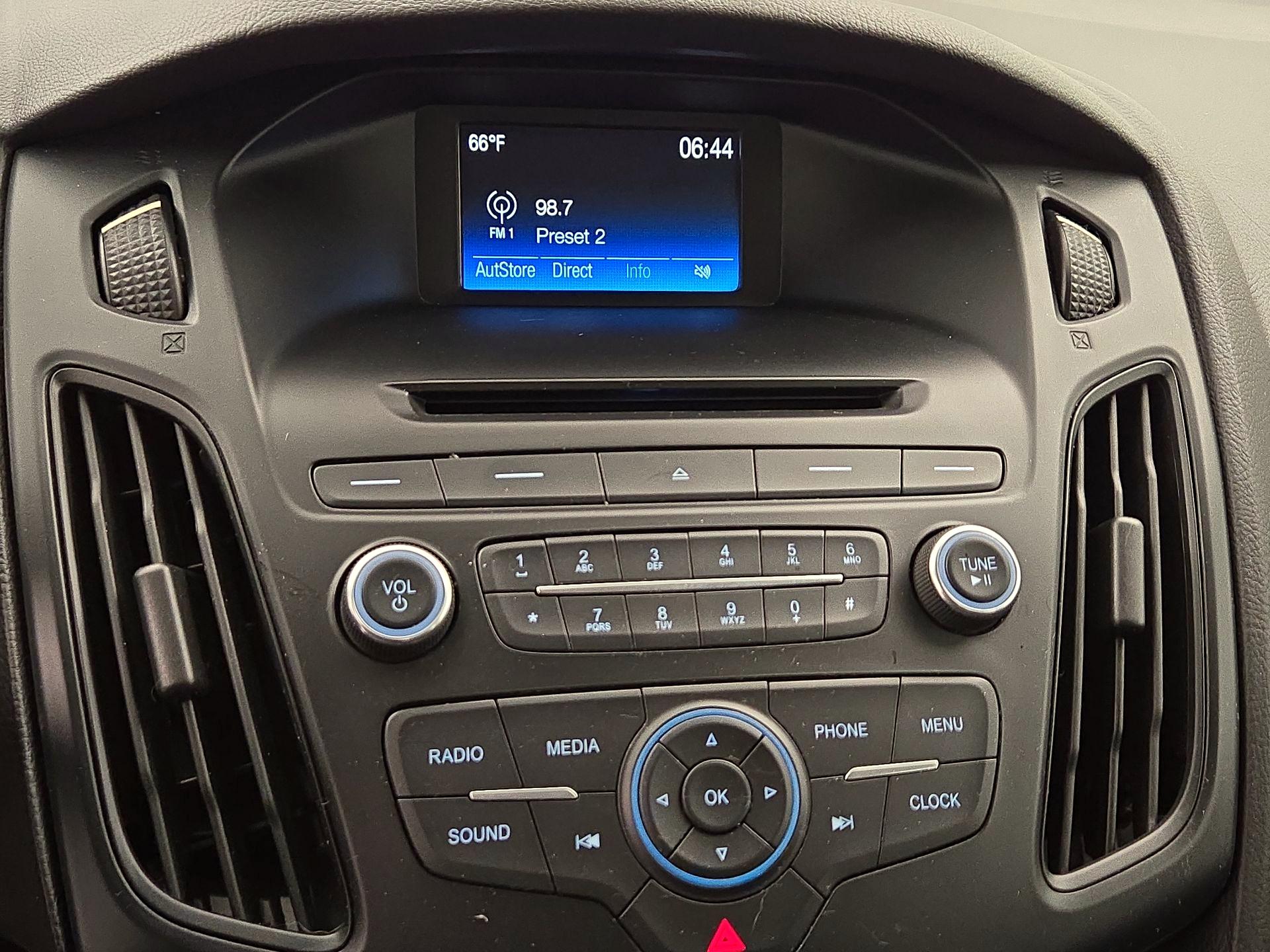 Thumbnail: 2015 Ford Focus - 15