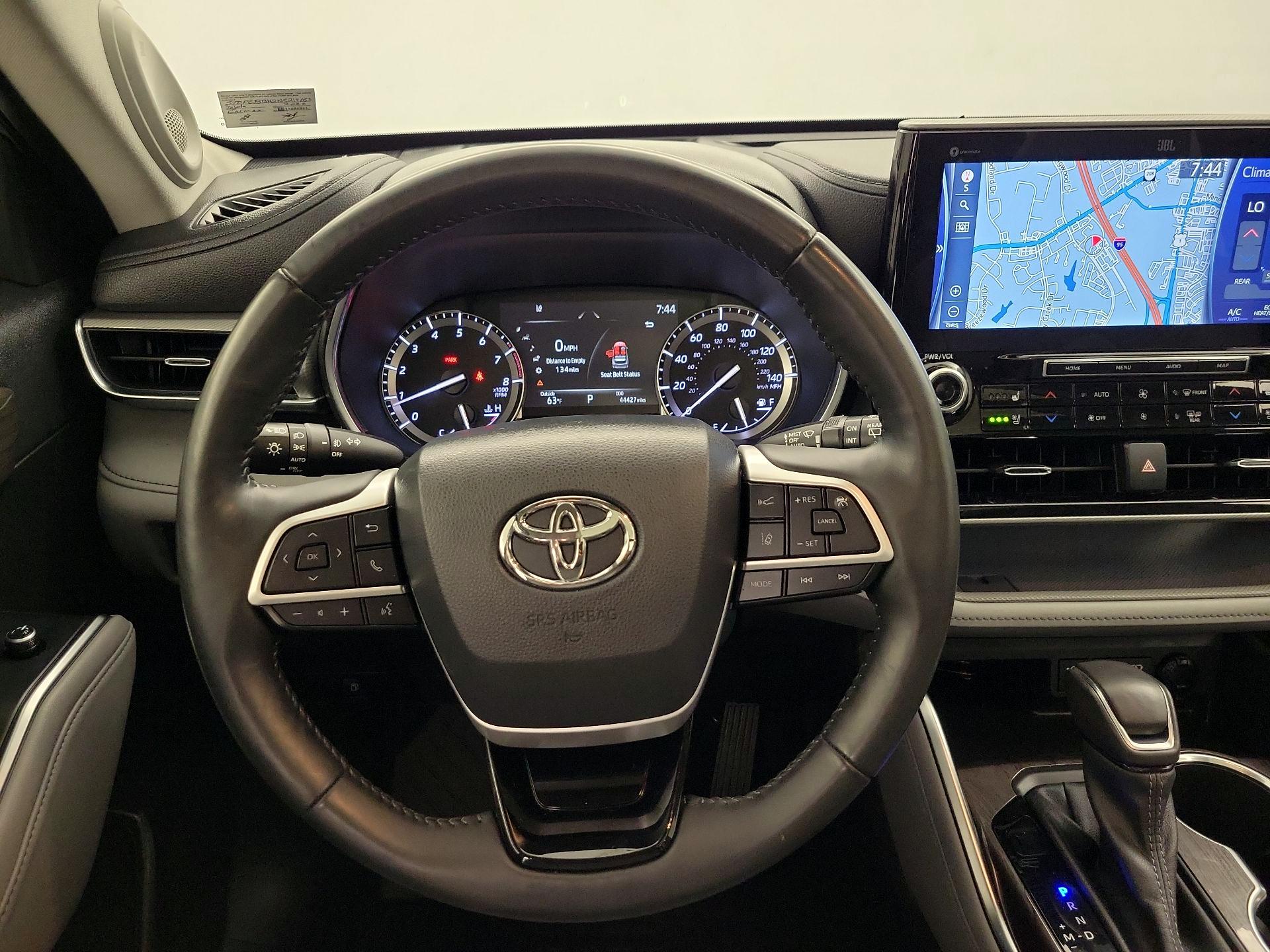 Thumbnail: 2022 Toyota Highlander - 10