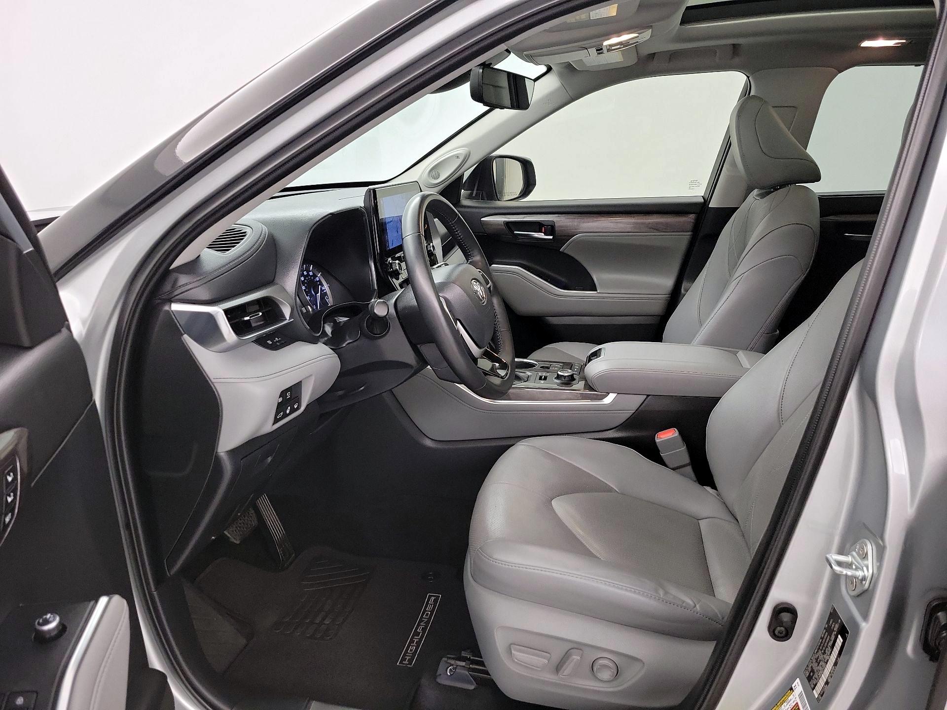 Thumbnail: 2022 Toyota Highlander - 11