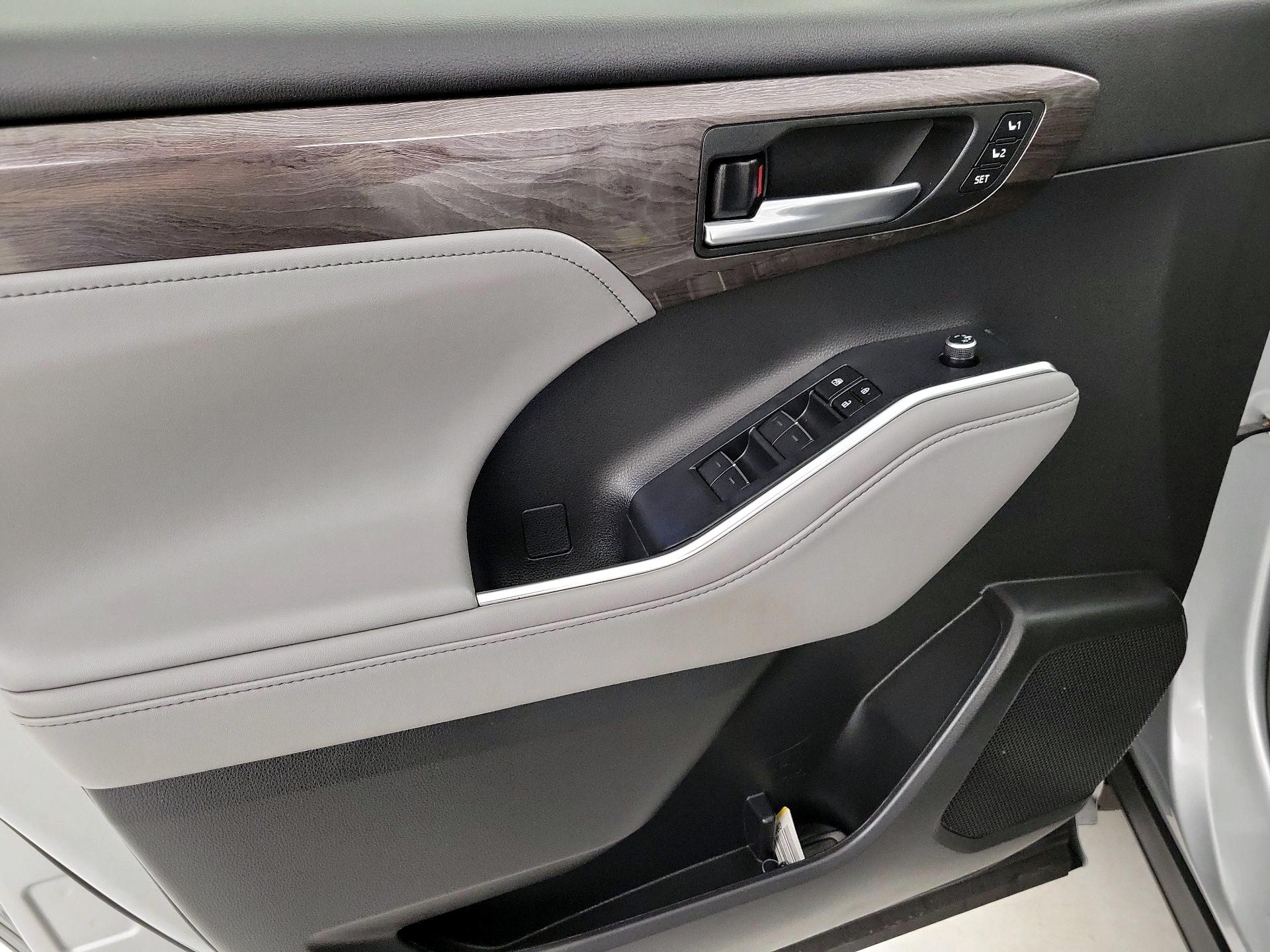 Thumbnail: 2022 Toyota Highlander - 12