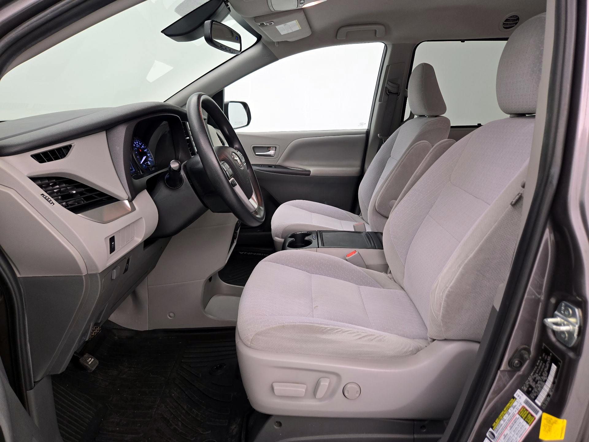 Thumbnail: 2020 Toyota Sienna - 11