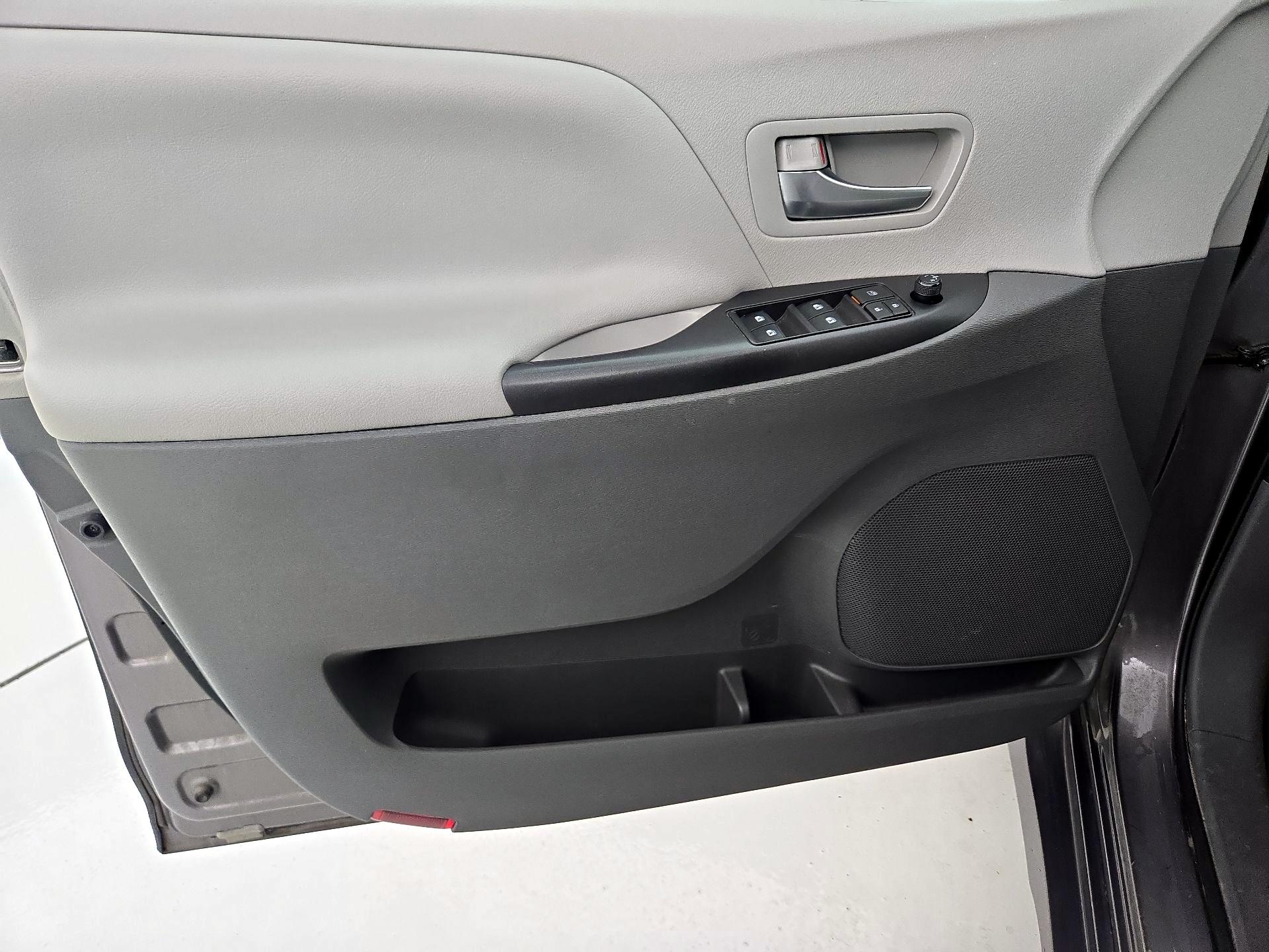 Thumbnail: 2020 Toyota Sienna - 12