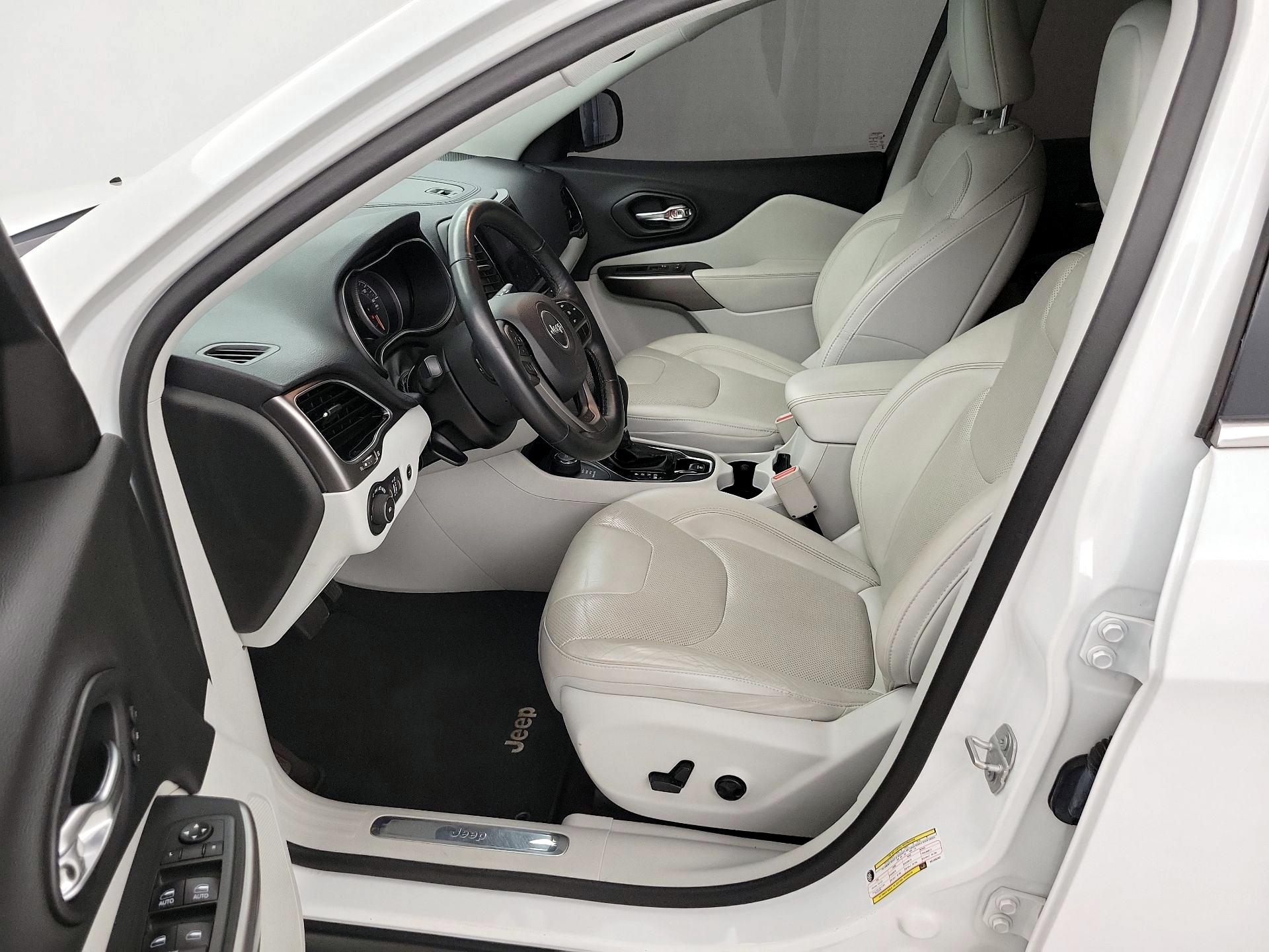 Thumbnail: 2019 Jeep Cherokee - 11