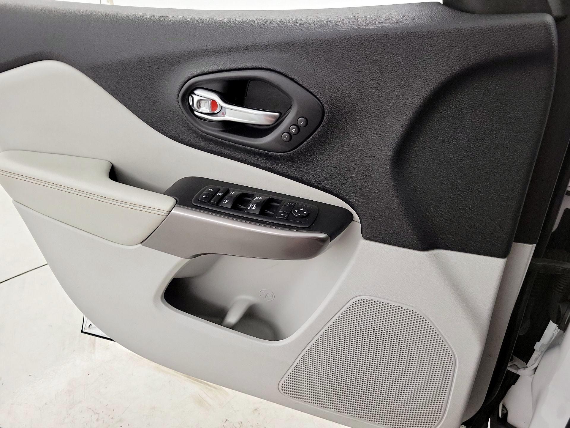 Thumbnail: 2019 Jeep Cherokee - 12