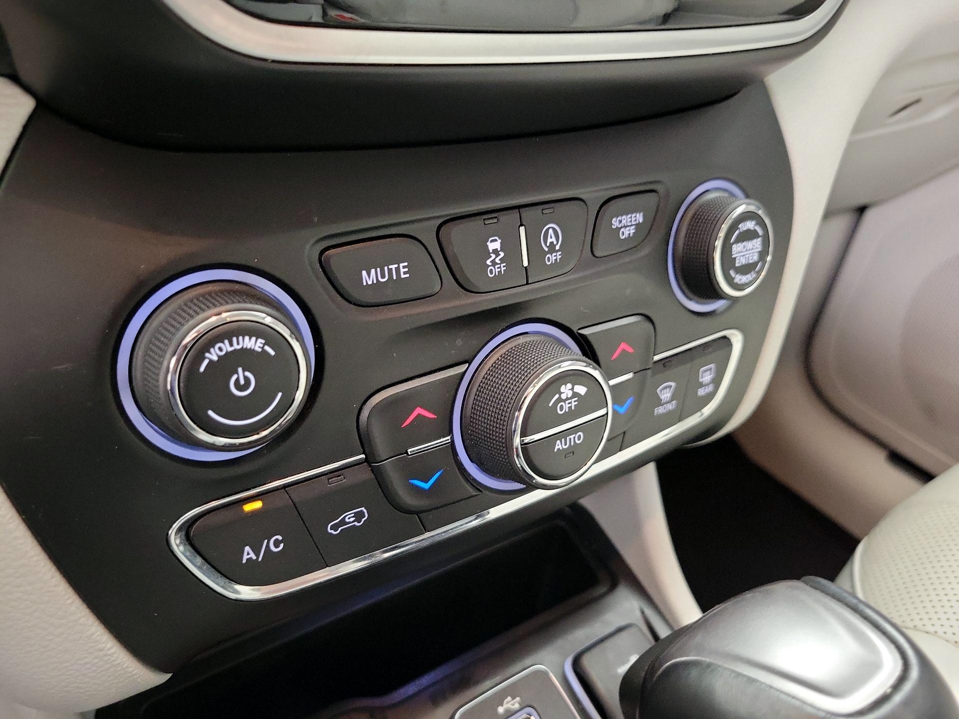 Thumbnail: 2019 Jeep Cherokee - 16