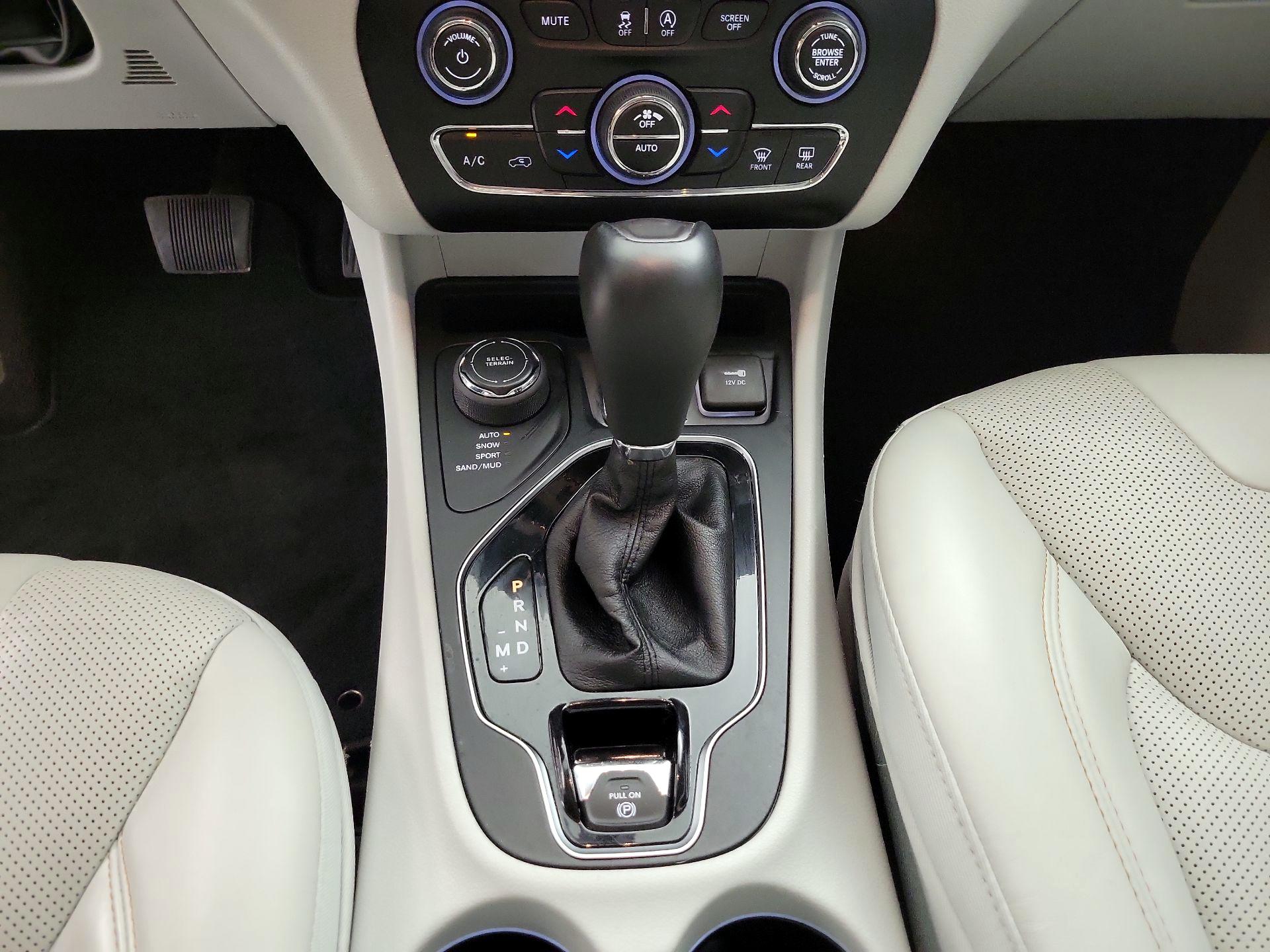 Thumbnail: 2019 Jeep Cherokee - 17