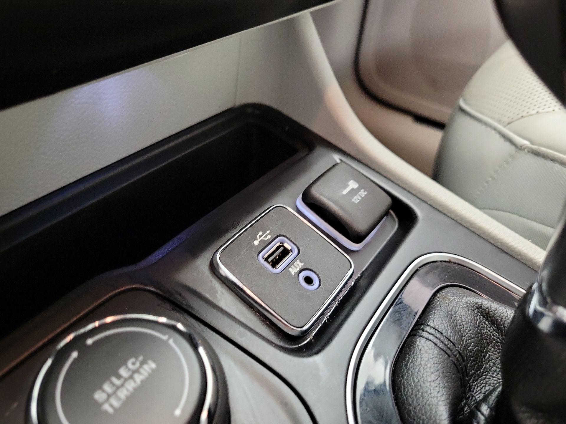 Thumbnail: 2019 Jeep Cherokee - 18