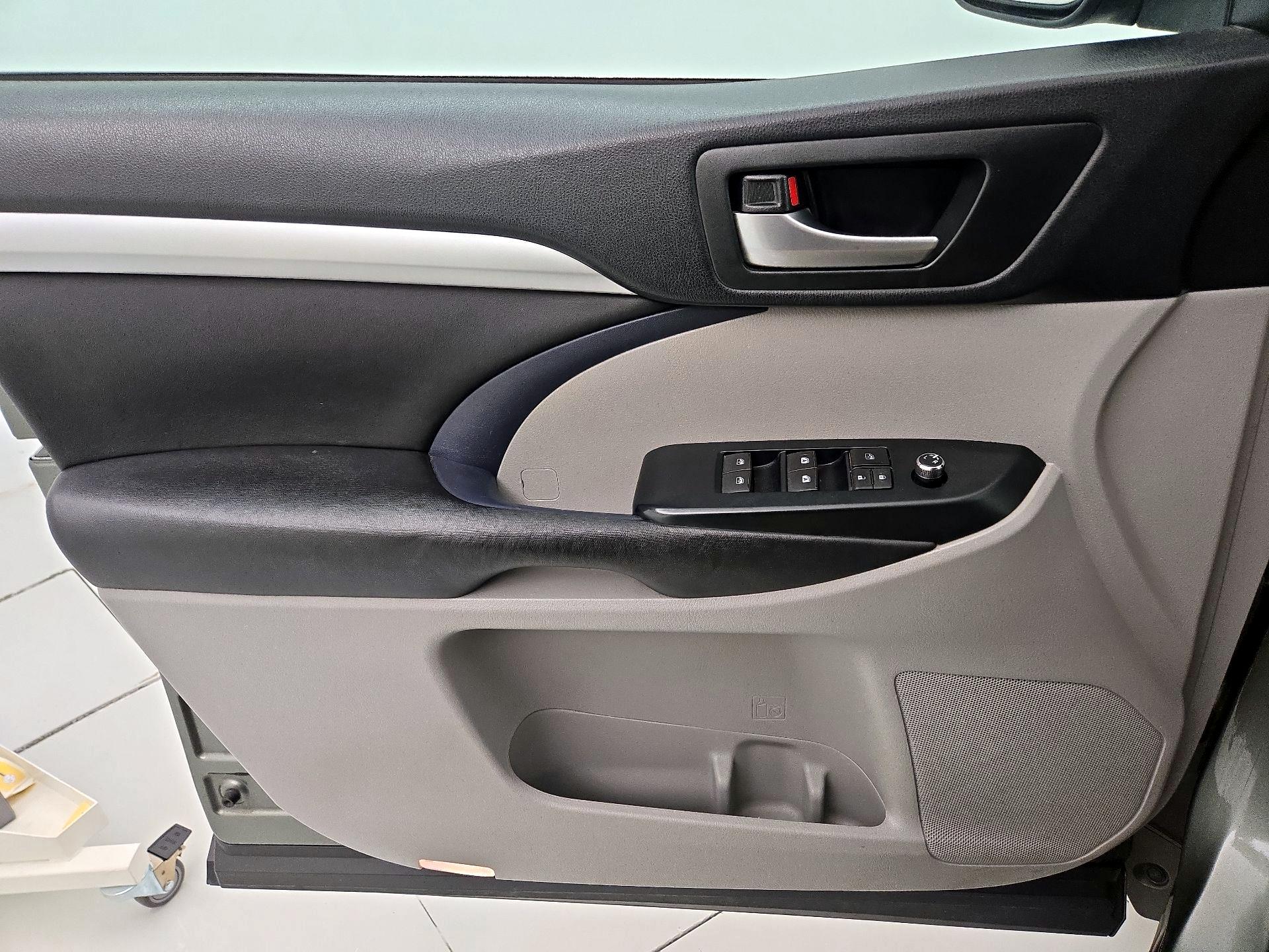 Thumbnail: 2016 Toyota Highlander - 12