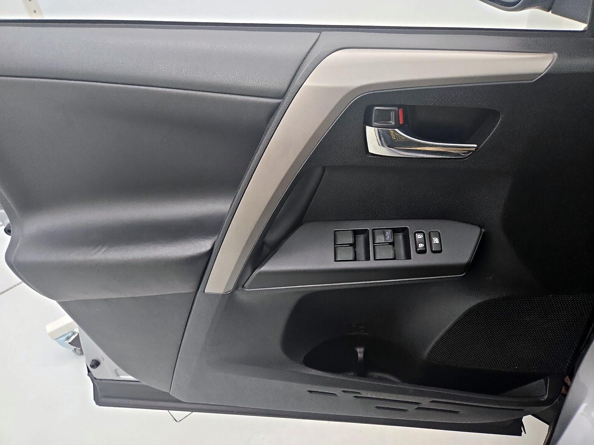 Thumbnail: 2018 Toyota RAV4 - 12
