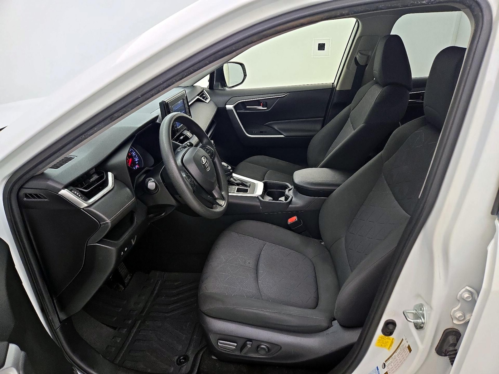 2020 Toyota RAV4 XLE - Photo 12