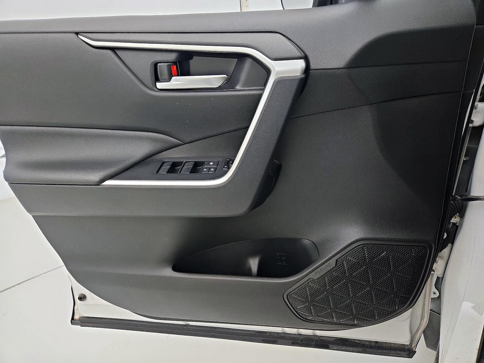 2020 Toyota RAV4 XLE - Photo 13