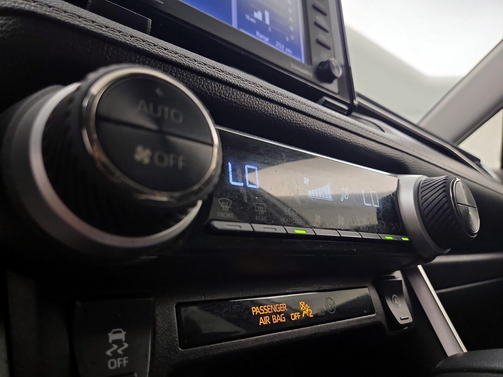 2020 Toyota RAV4 XLE - Photo 17