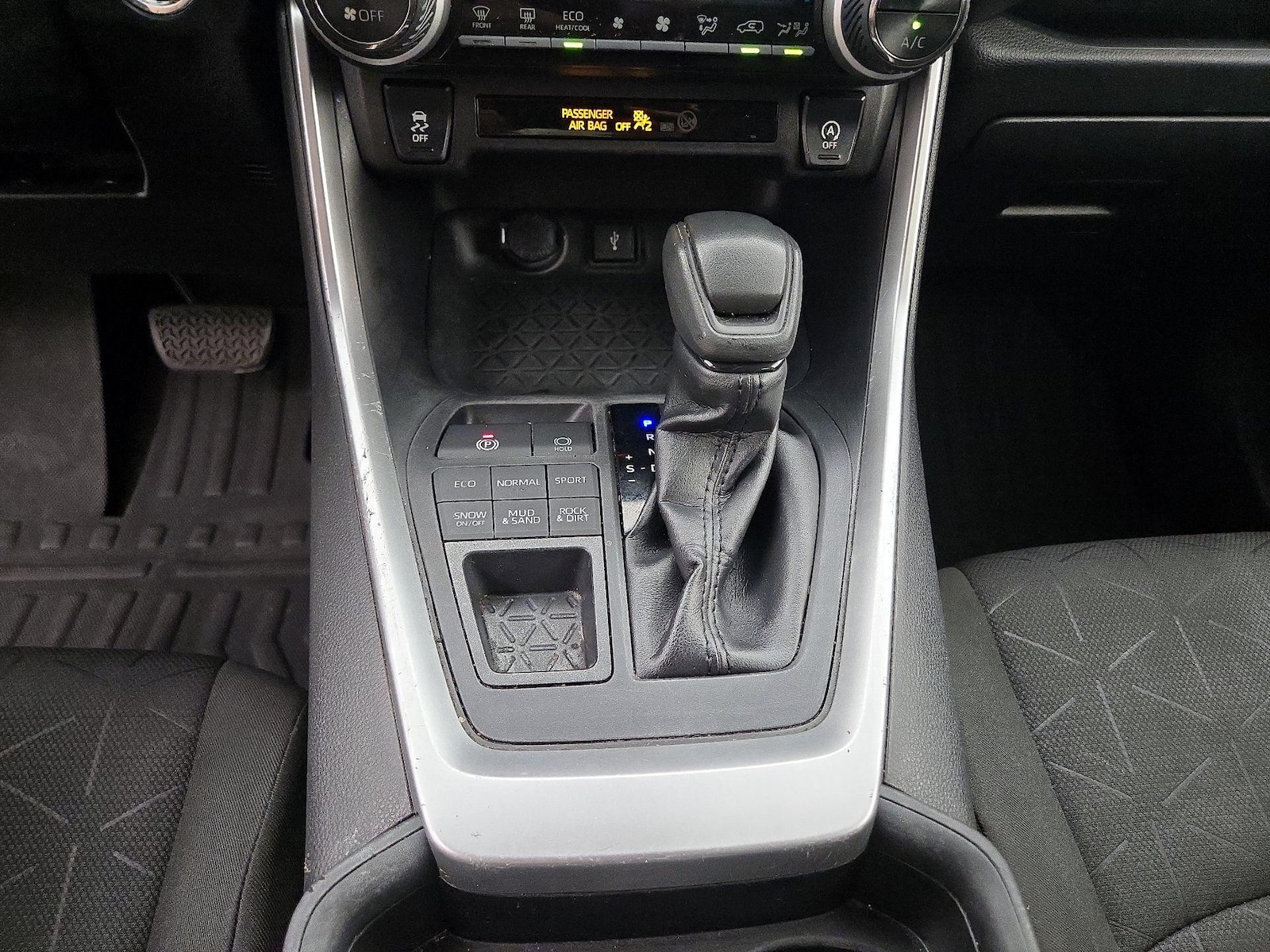 2020 Toyota RAV4 XLE - Photo 18