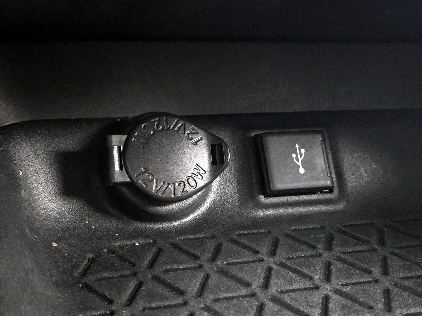 2020 Toyota RAV4 XLE - Photo 19