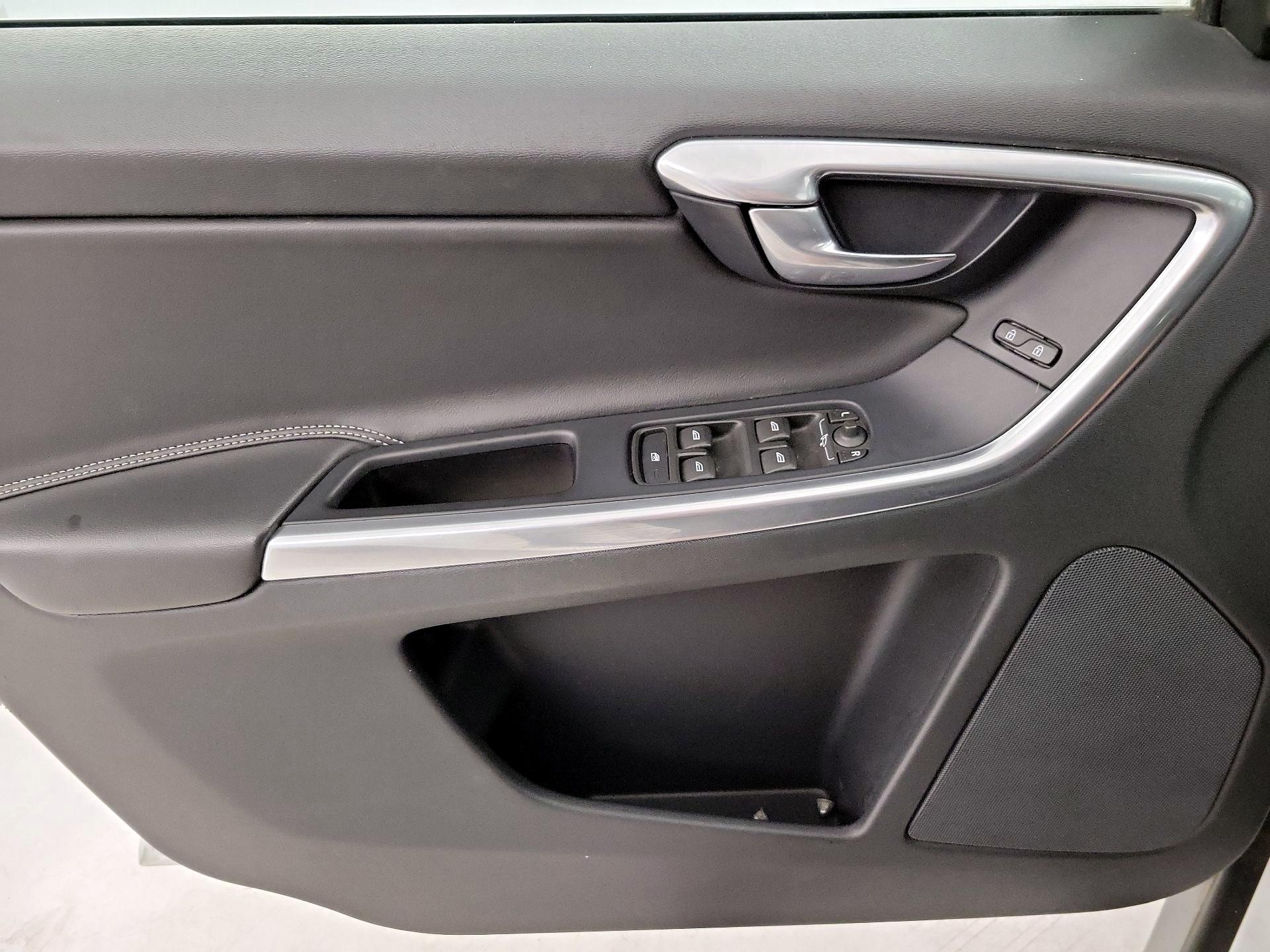 Thumbnail: 2016 Volvo XC60 - 12