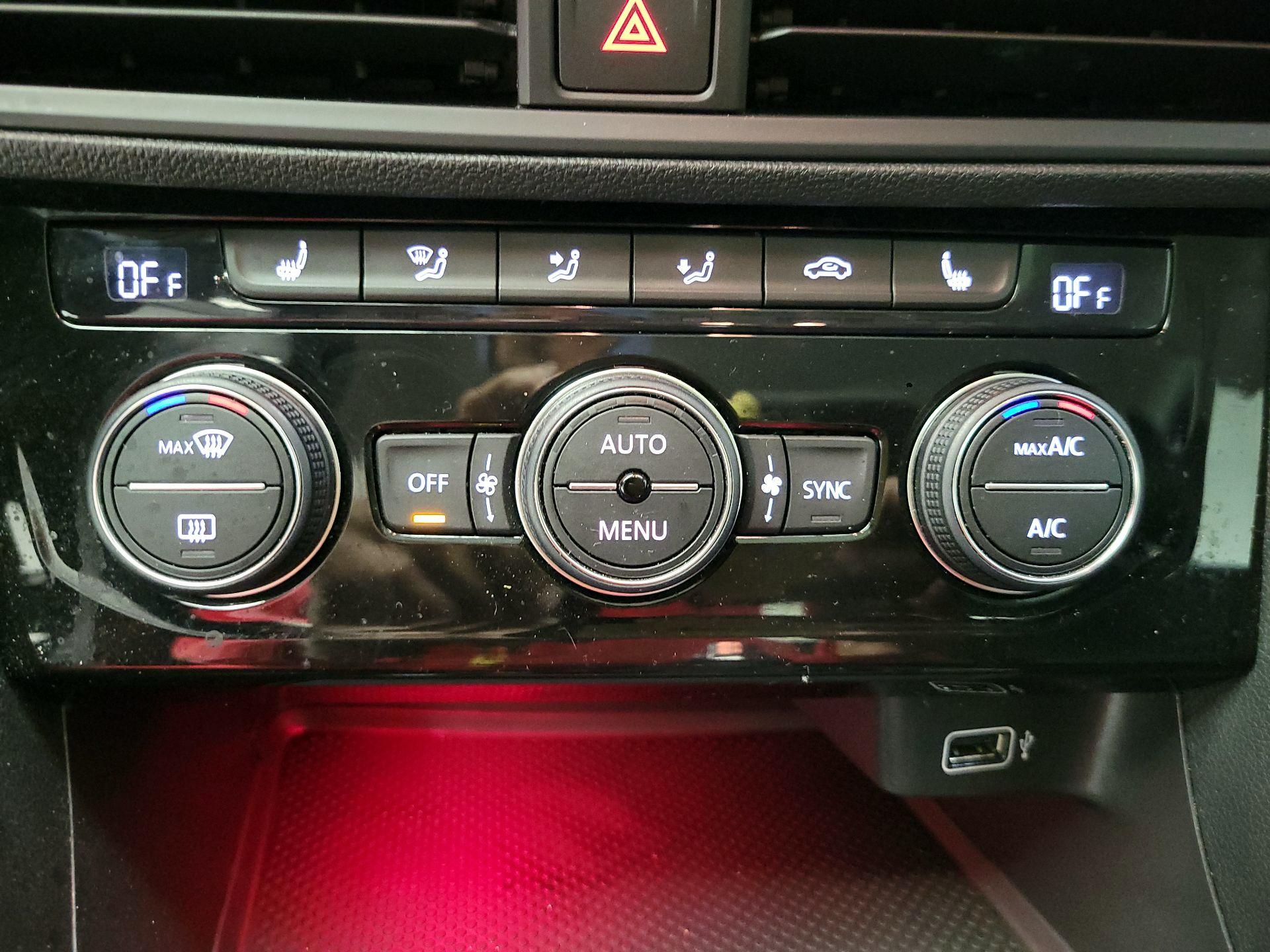 Thumbnail: 2019 Volkswagen Jetta - 16