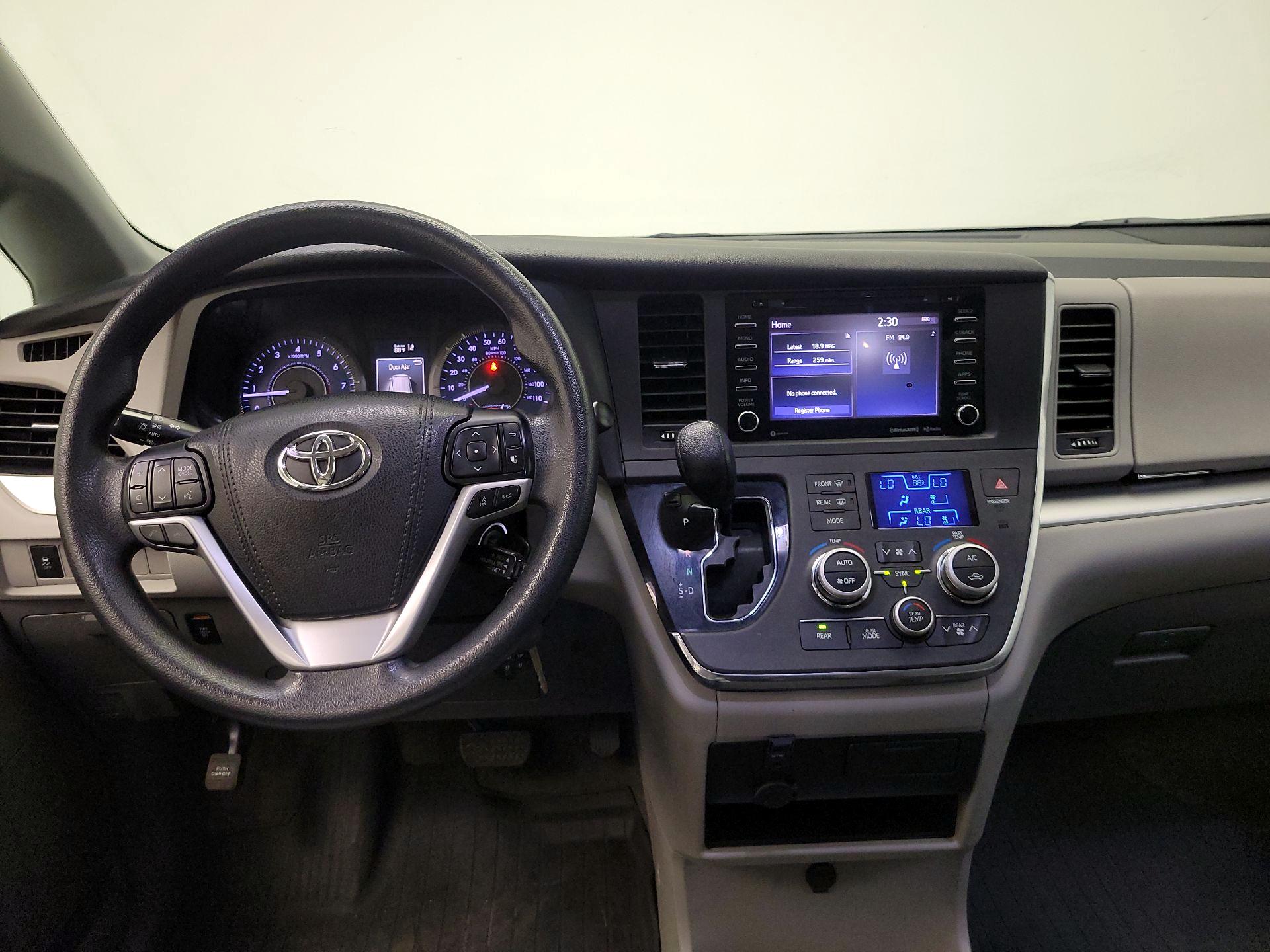 Thumbnail: 2018 Toyota Sienna - 9