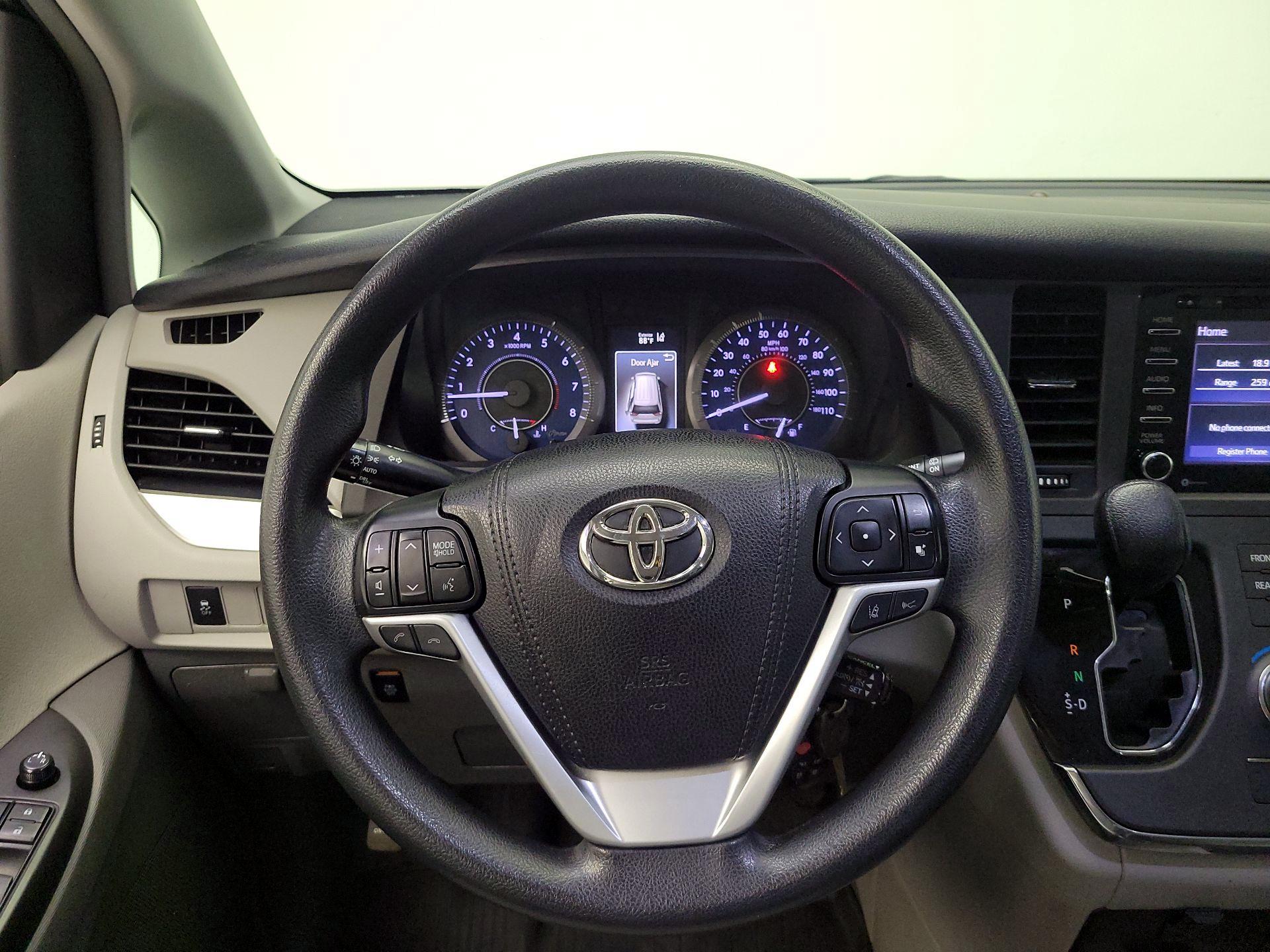 Thumbnail: 2018 Toyota Sienna - 10