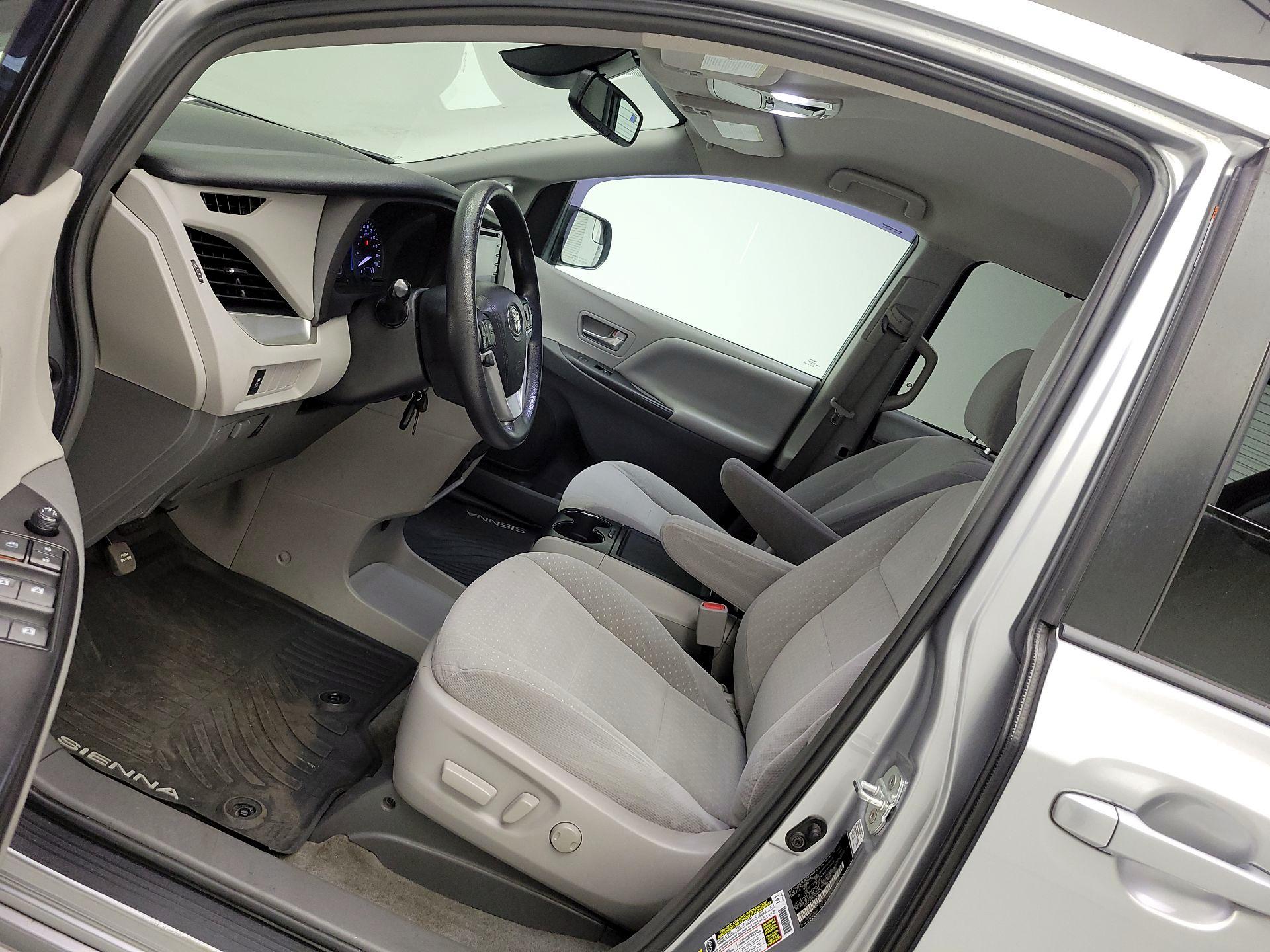 Thumbnail: 2018 Toyota Sienna - 11