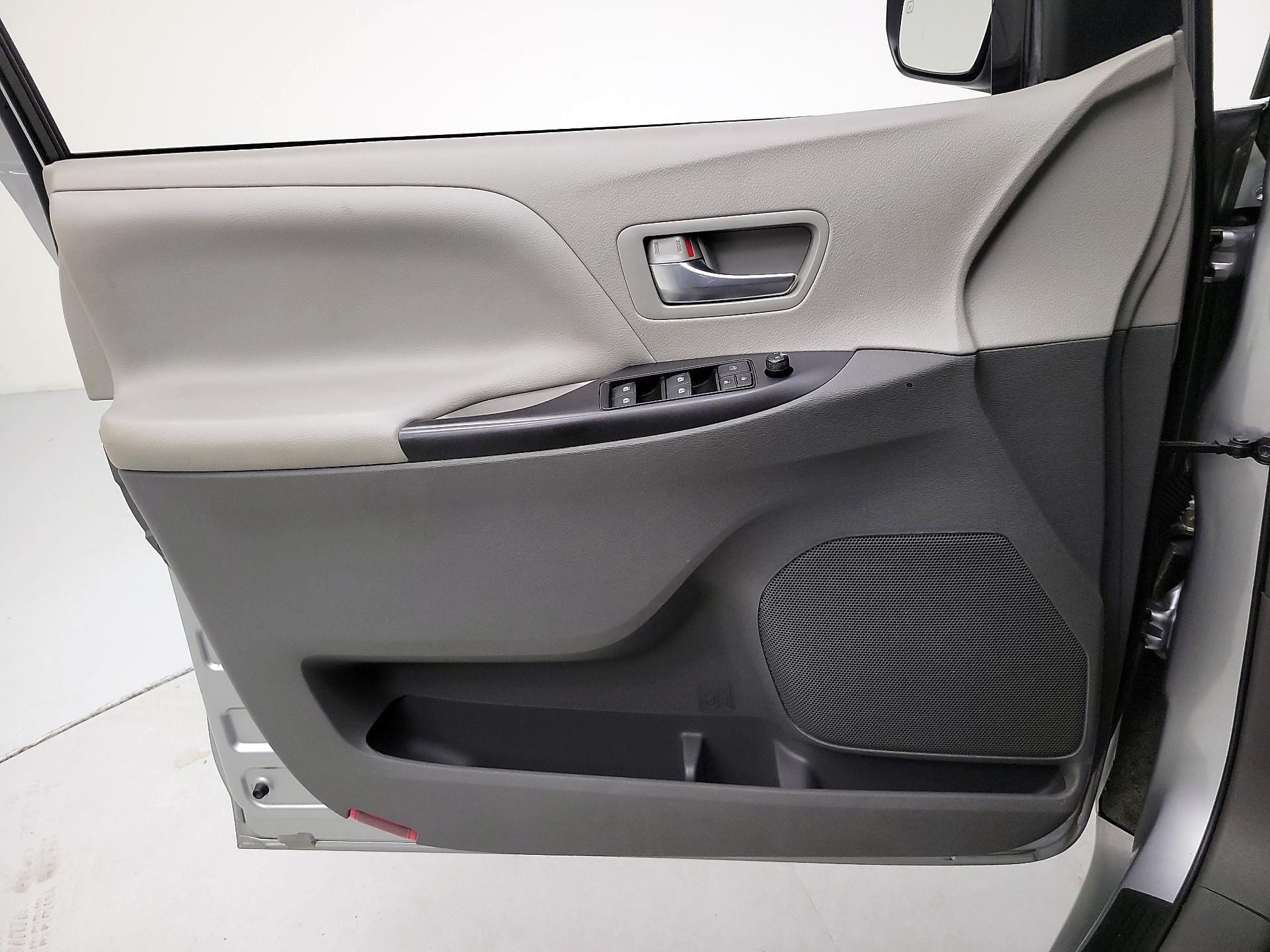Thumbnail: 2018 Toyota Sienna - 12
