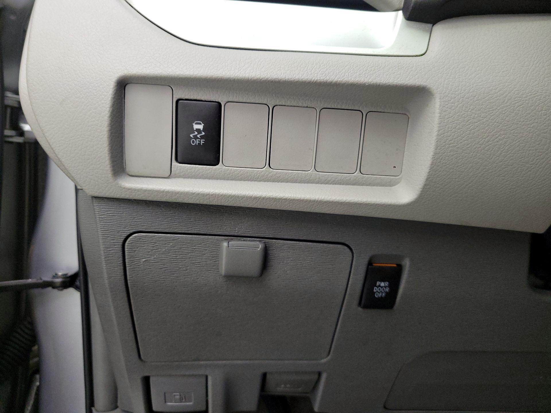 Thumbnail: 2018 Toyota Sienna - 13